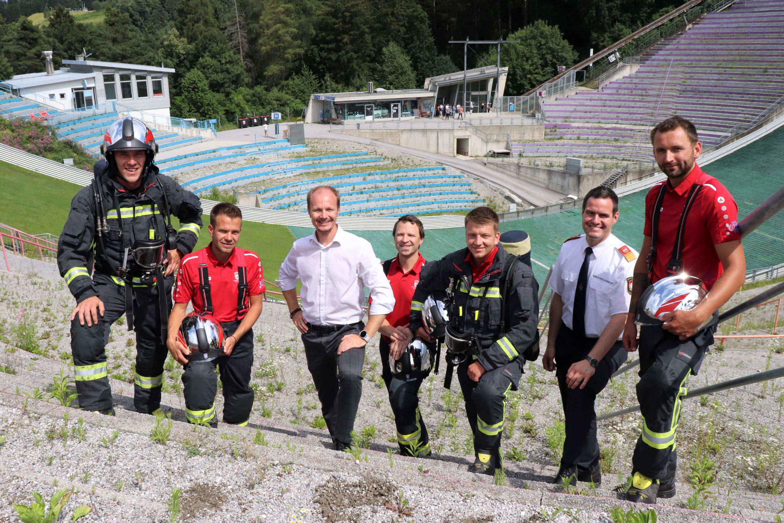 Vizebürgermeister Johannes Anzengruber (3. v. l.) und Branddirektor Helmut Hager (2. v. r.) besuchten die Feuerwehreinsatzkräfte beim Training im Bergiselstadion.