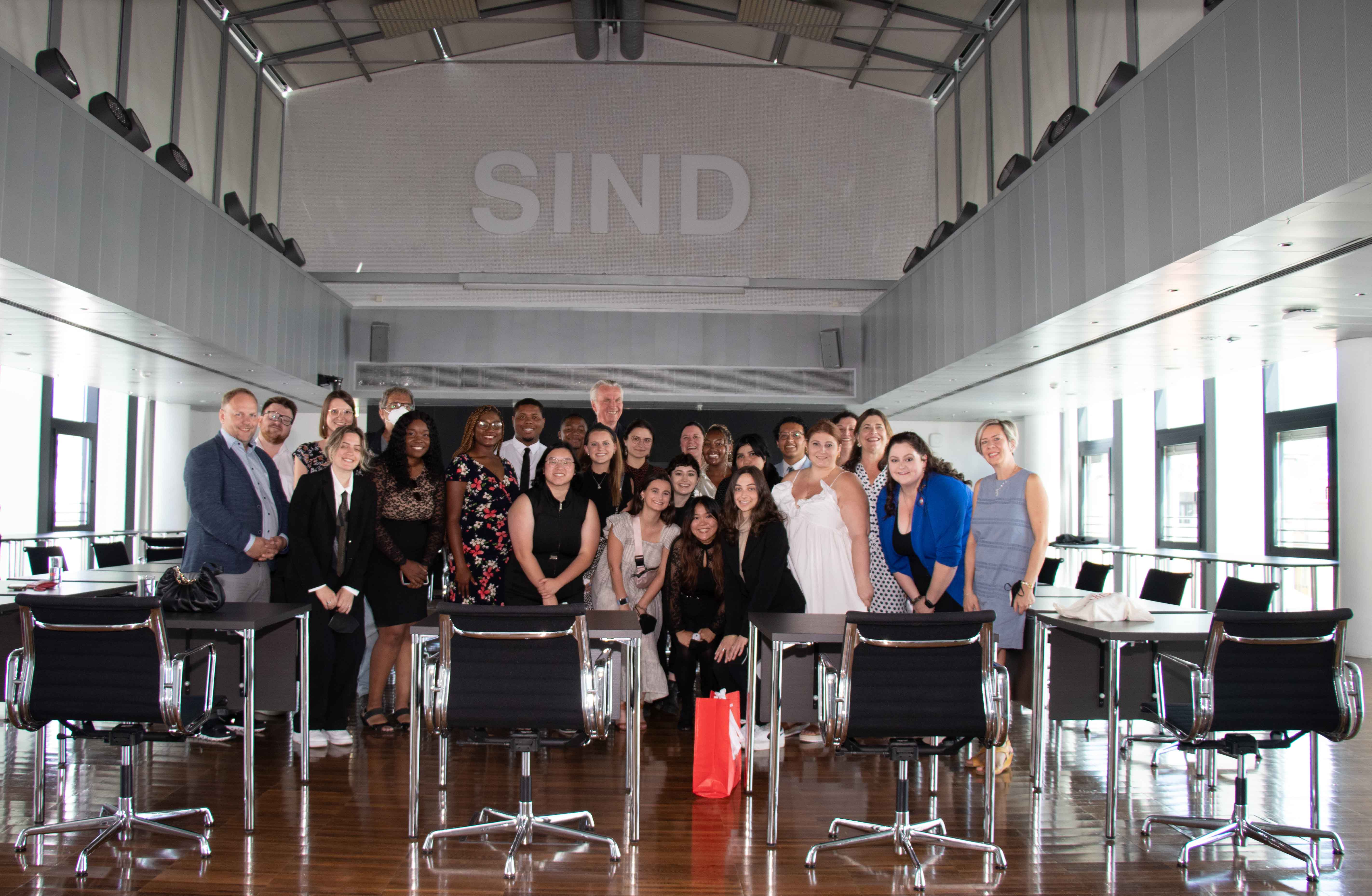 Die GemeinderätInnen Lucas Krackl (1.v.l), Benjamin Plach (2.v.l),Theresa Ringler (3.v.l.), Gerhard Fritz (4. v.r.), Irene Heisz (2. Reihe 2. v.r.) und Stadtrat Rudi Federspiel (12.v.r) begrüßten die ausgewählten Studierenden, die sogenannten „Global Ambassadors“, sowie die Koordinatorinnen der UNO-International-Summerschool-Innsbruck, Alea Morelock Cot (2. Reihe 6. v.r.), und Irene Ziegler (2.Reihe 1.v.r.), im Innsbrucker Plenarsaal. Die UNO-International-Summerschool-Innsbruck bietet die Möglichkeit ein mehrwöchiges Sommerstudium in der Tiroler Landeshauptstadt zu absolvieren. StudentInnen haben die Gelegenheit, Einblicke in verschiedenen Bereiche zu gewinnen und die jeweilige Landeskultur besser kennenzulernen.