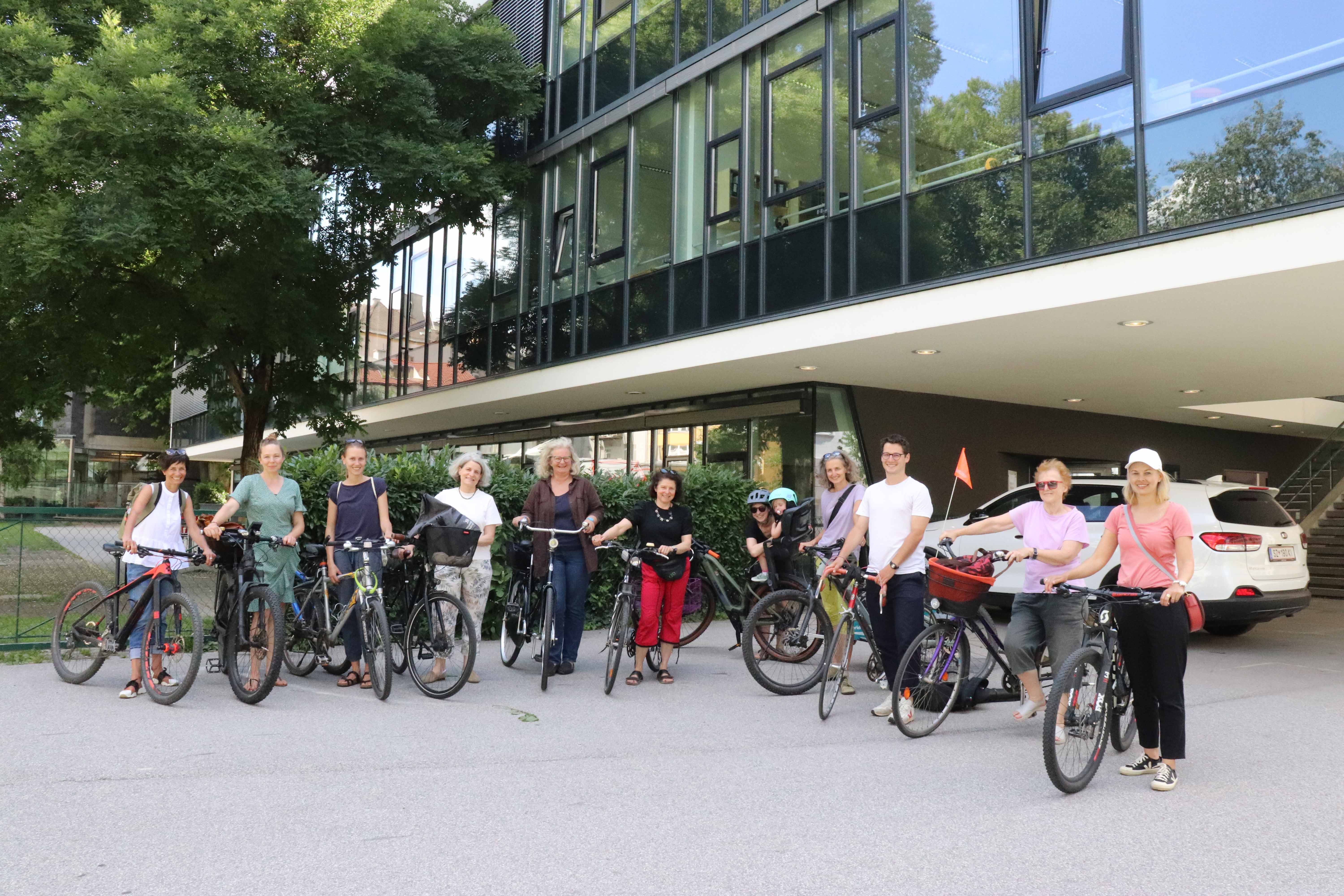 Bei der Radtour „Essen findet Stadt“ wurden Gartenprojekte in Innsbruck besucht. Mit dabei war auch Bildungsstadträtin Elisabeth Mayr (1.v.r).