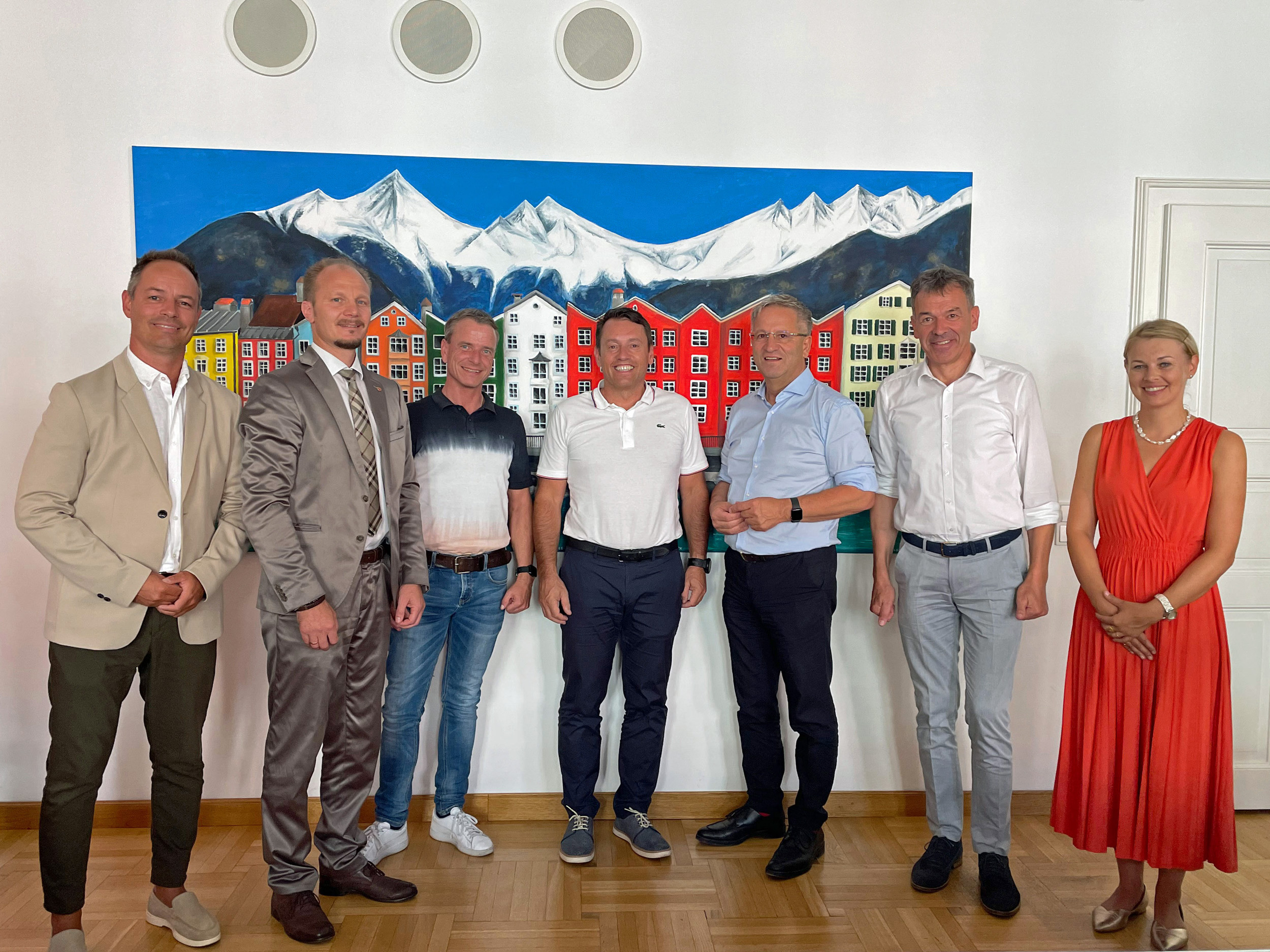 Große Freude bei der Vertragsunterzeichnung bei Vize-Bgm. Markus Lassenberger, Vize-Bgm. Hannes Anzengruber, GR Christoph Kaufmann, IIG-GF Franz Danler, Grundstücksverkäufer Josef Nocker, Bürgermeister Georg Willi und StRin Elisabeth Mayr.