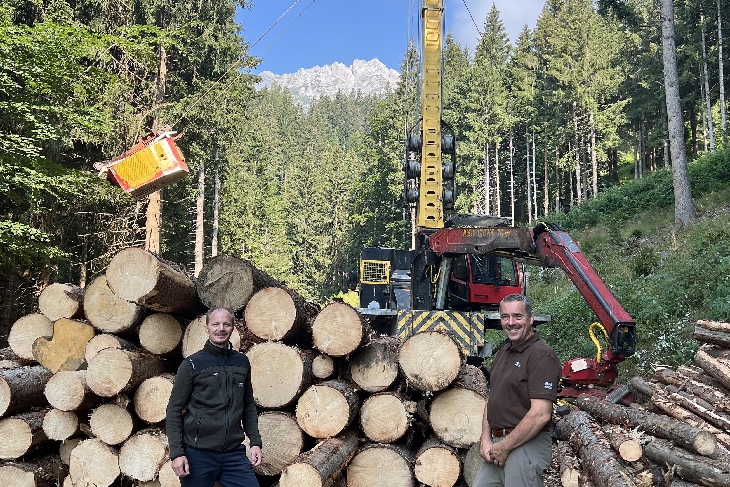BU: Unterhalb der Umbrüggler Alm wurde eine Seilbahn zur Holzbringung installiert. Vizebürgermeister Johannes Anzengruber (l.) machte sich vor Ort gemeinsam mit Waldaufseher Andreas Hell ein Bild von den Arbeiten.