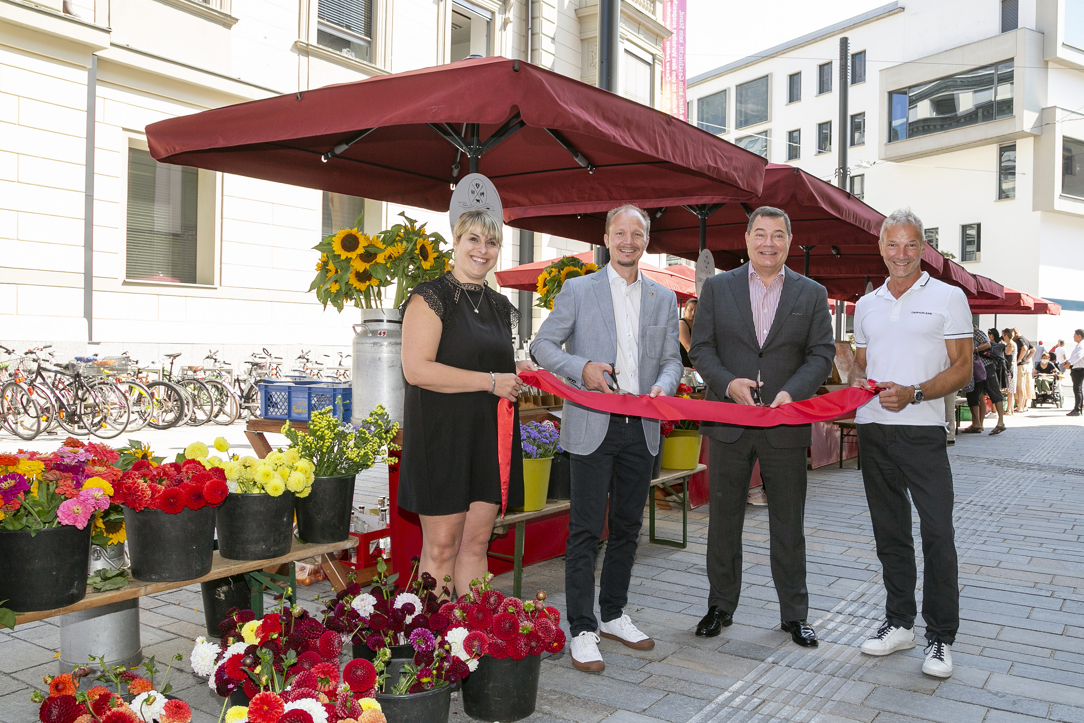 Foto von Links: 
Martina Medwed, Marktleitung Bauernmarkt am Sparkassenplatz,
Vizebürgermeister Johannes Anzengruber
Vorstandsvorsitzender Tiroler Sparkasse Dr. Hans Unterdorfer
Geschäftsführung IAI Veranstaltungs GmbH Robert Neuner