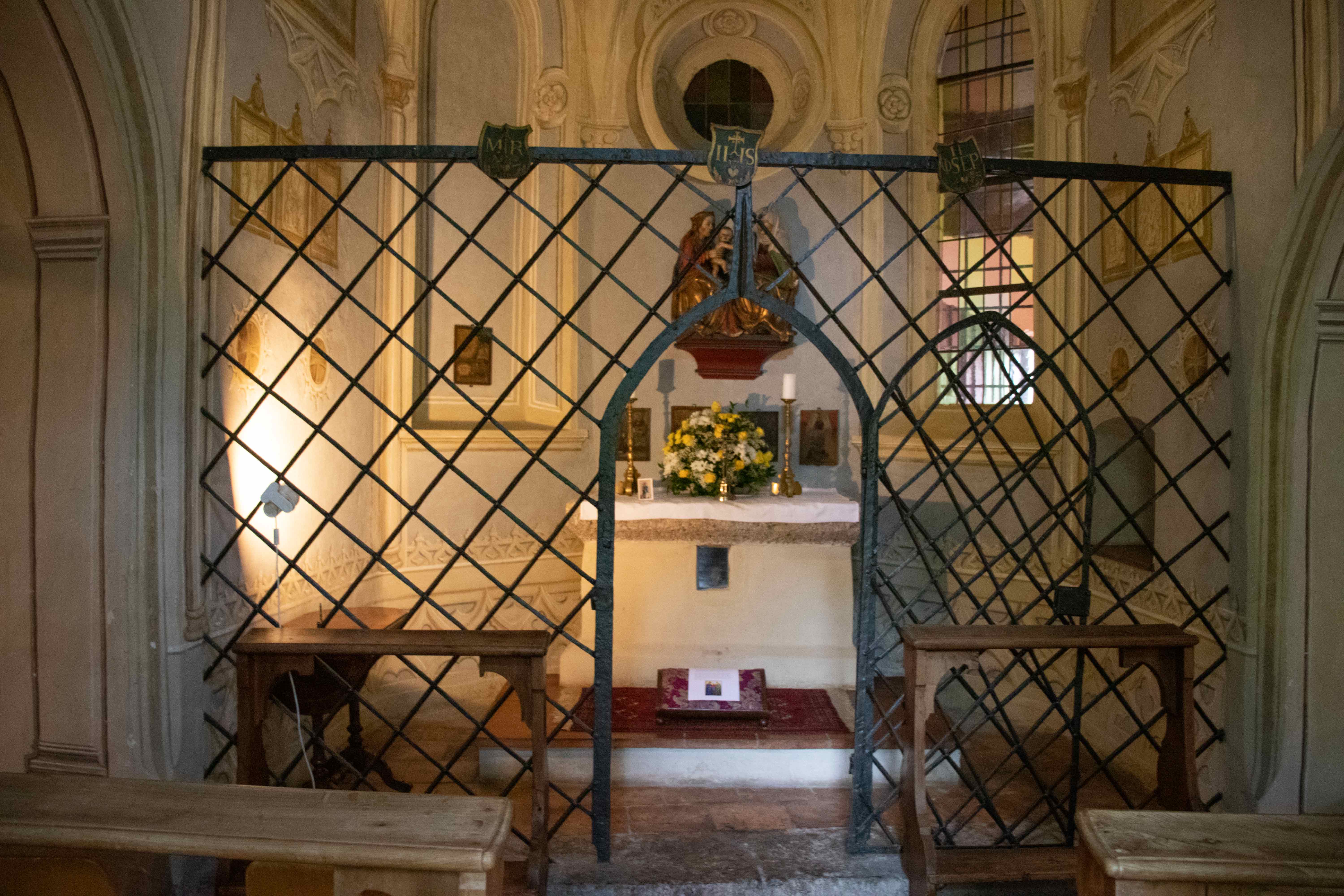 Am heutigen Annentag luden Pfarrer Grzegorz Stochel (2.v.l.) und Diakon Wolfgang Geister-Dähner (1.v.r.) zur Messe in die Annakapelle, welche sich in der Weiherburg im Stadtteil St. Nikolaus befindet. Die Messe richtete sich besonders an jene Frauen, die die Heilige Anna zur Namenspatronin haben. Auch Vizebürgermeister Markus Lassenberger (2.v.r.) und Gemeinderat Gerald Depaoli (1.v.l.) nahmen am Gottesdienst in der städtischen Kapelle teil.