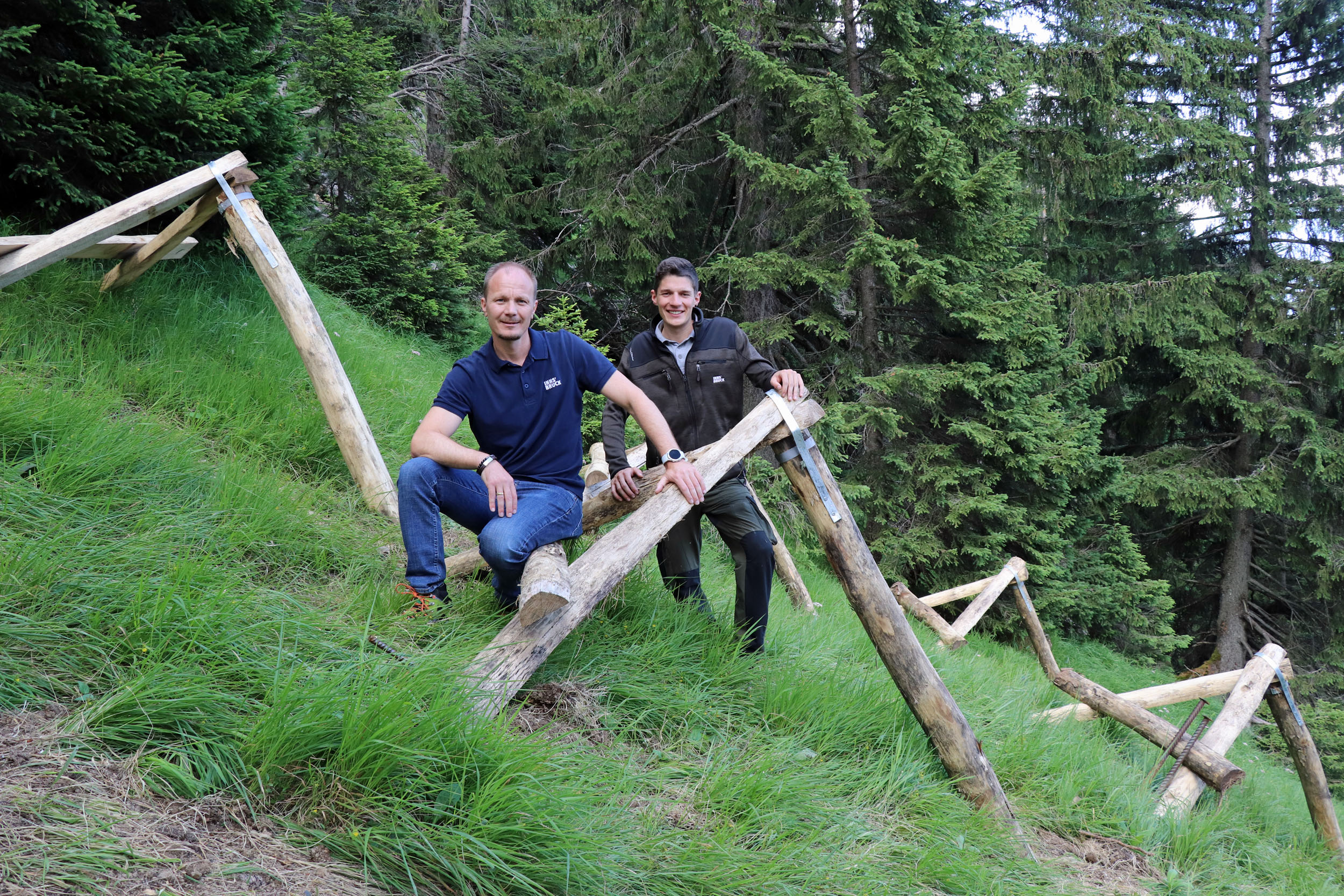 Für Vizebürgermeister Johannes Anzengruber und Florian Jäger, Referatsleiter für Wald und Almen, ist die Errichtung der Dreibeinböcke eine weitere wichtige Maßnahme zum Erhalt des Schutzwaldes auf der Nordkette.