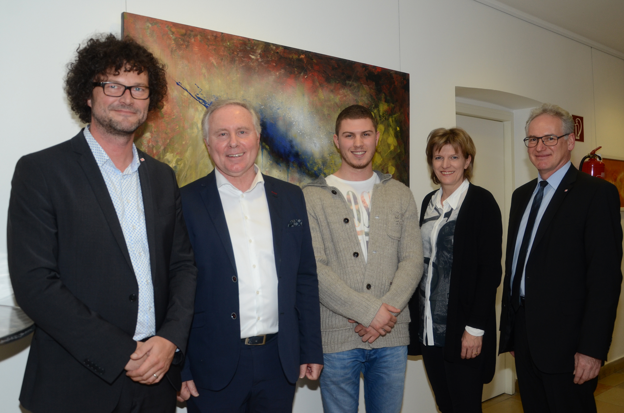 Die zahlreichen Besucher waren anlässlich der Vernissage im Wartebereich der Magistratsabteilung IV beeindruckt von den Werken der Künstler. Initiator Thomas Pühringer, die beiden Künstler Christian Bramböck und Lukas Dworschak, Bürgermeisterin Christine Oppitz-Plörer und Magistratsdirektor Bernhard Holas freuten sich über den Erfolg der Vernissage, die kurzerhand als "Galerie Warteraum" getauft wurde.