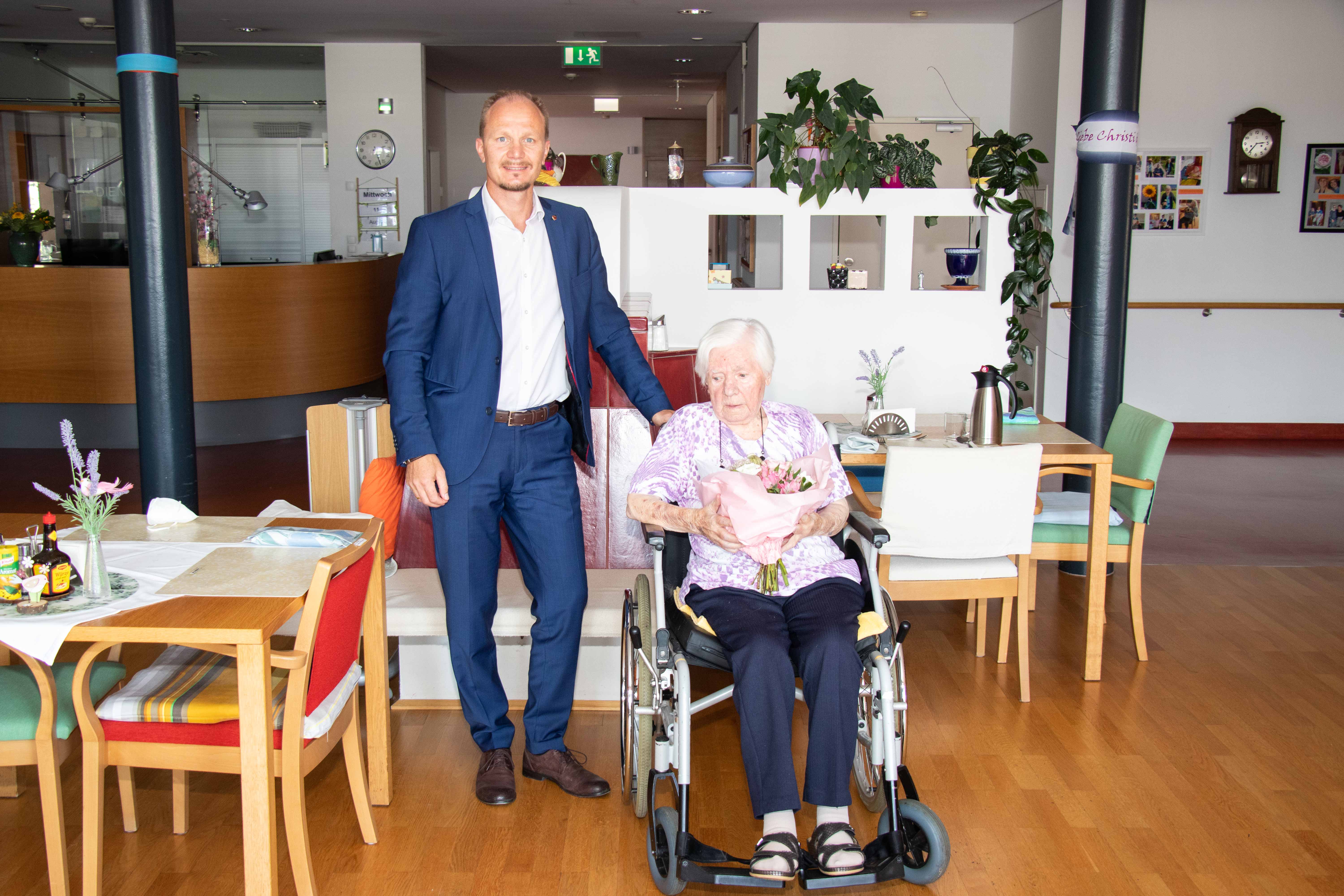 Im gemütlichen Aufenthaltsraum gratulierte Vizebürgermeister Johannes Anzengruber Elfriede Herza zum 101. Geburtstag.