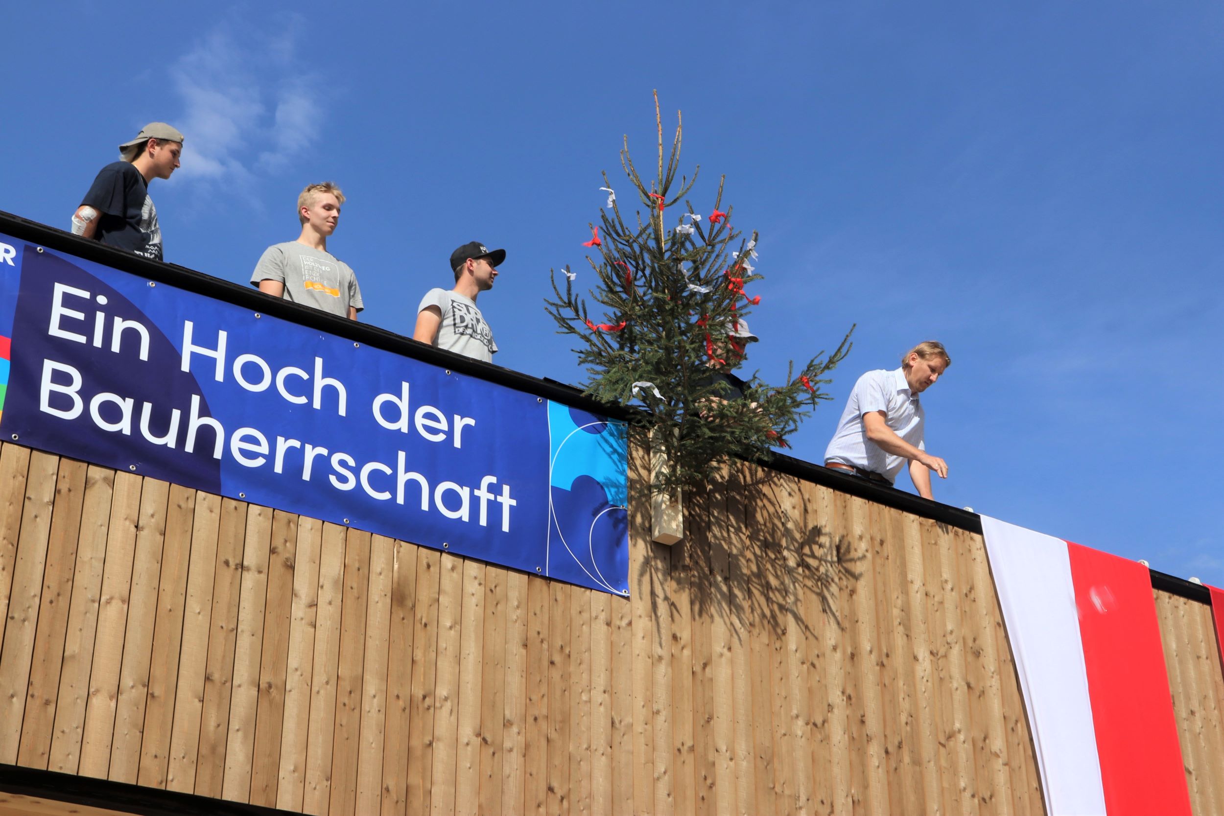 Die Traufe wurde traditionell mit dem Firstbierspruch auf dem Dach beschlossen.