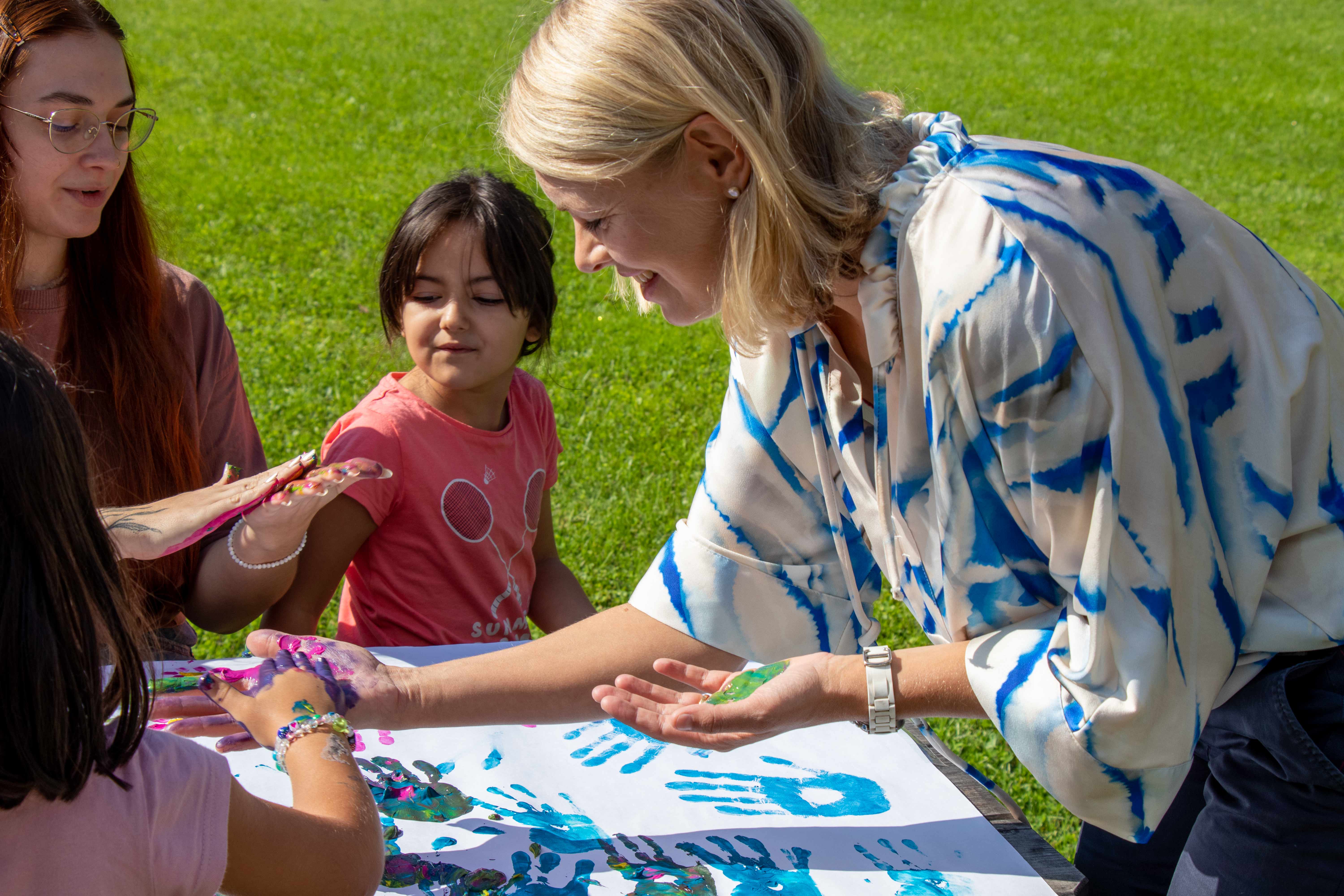 Bunt ist die Welt. Das sieht man auch beim Malen mit den Fingerfarben.