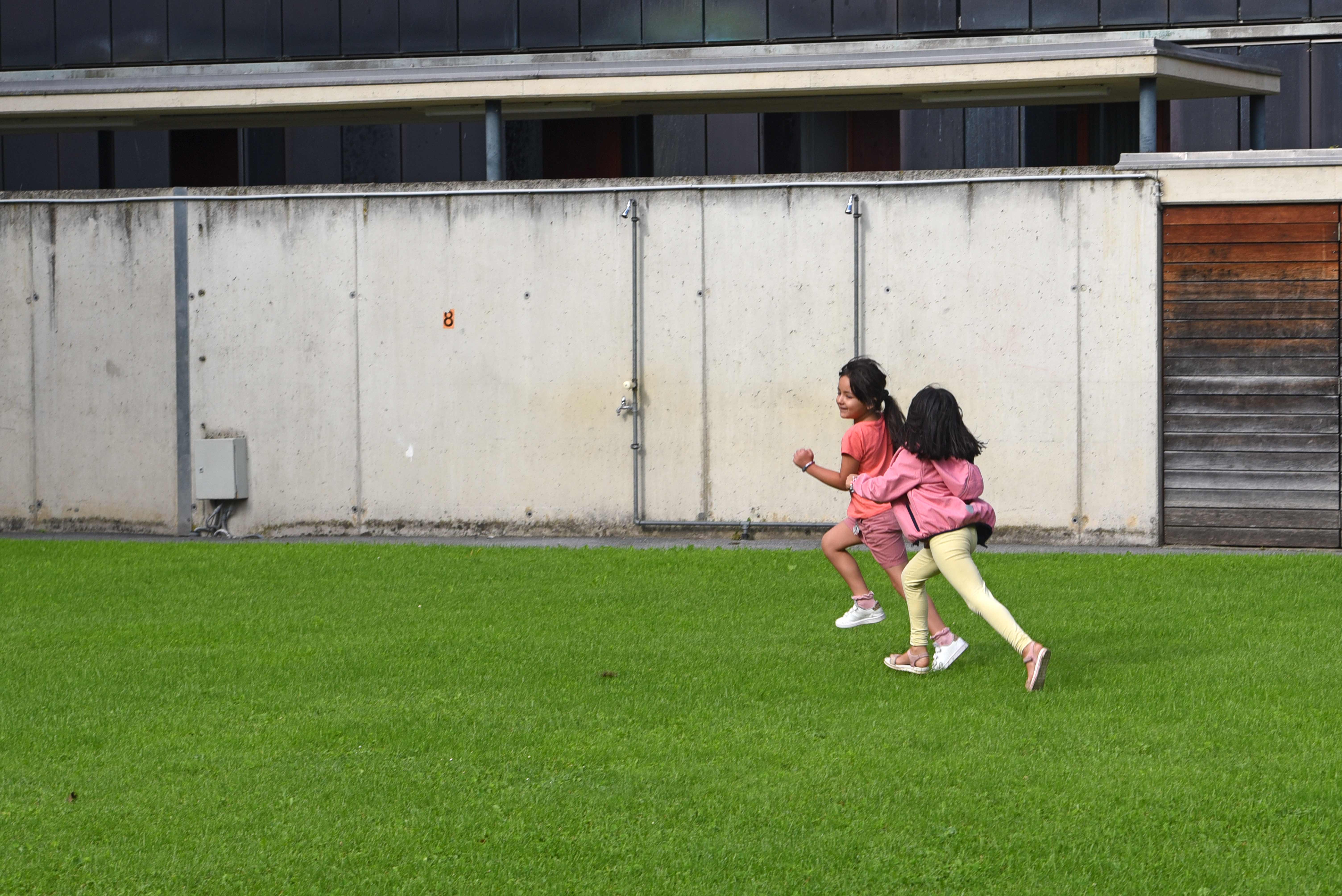 Auf der großen Wiese ist genug Platz für spielerisches Lernen.