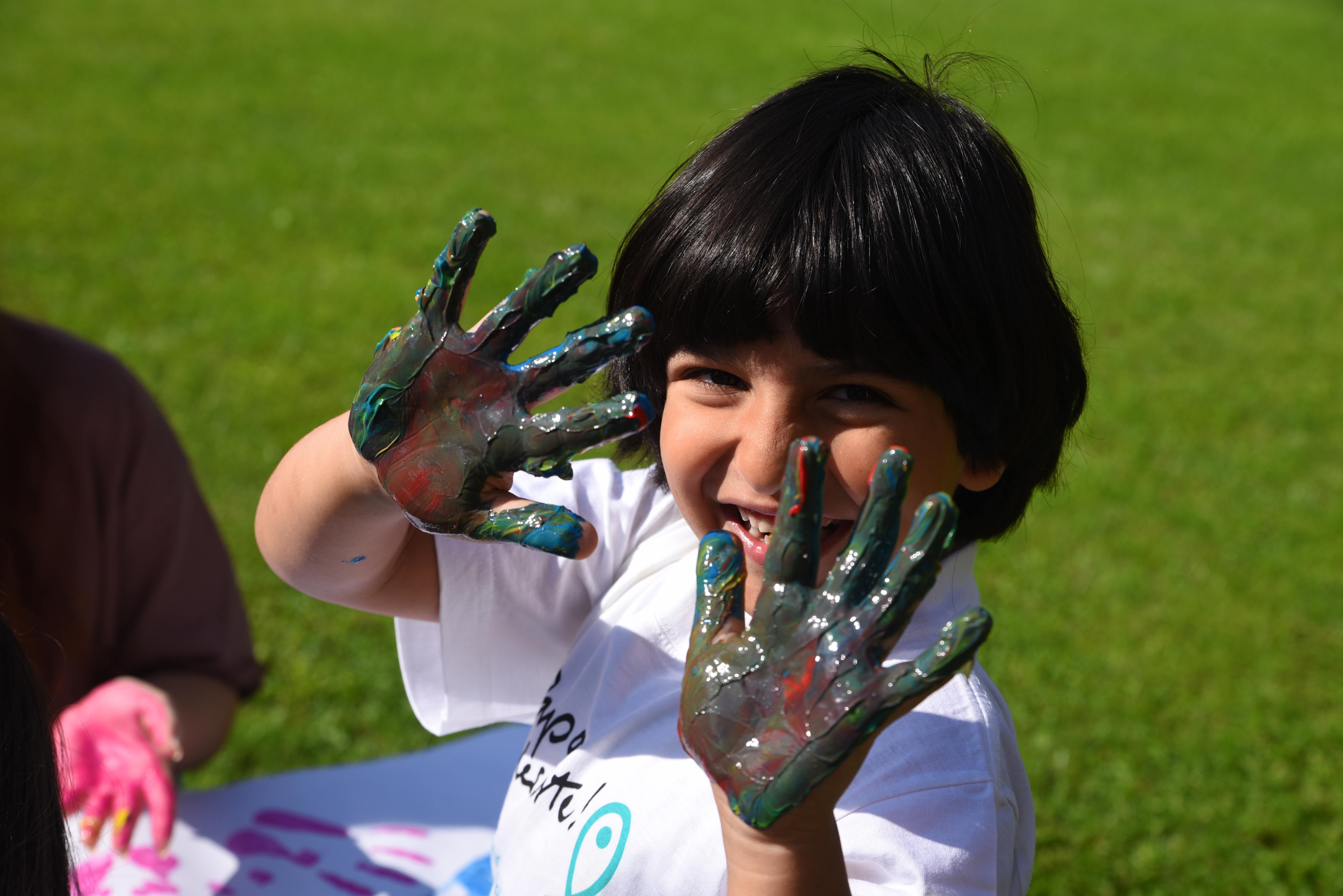 Nach dem Malen sind die Hände immer noch voller Farbe und ganz bunt.