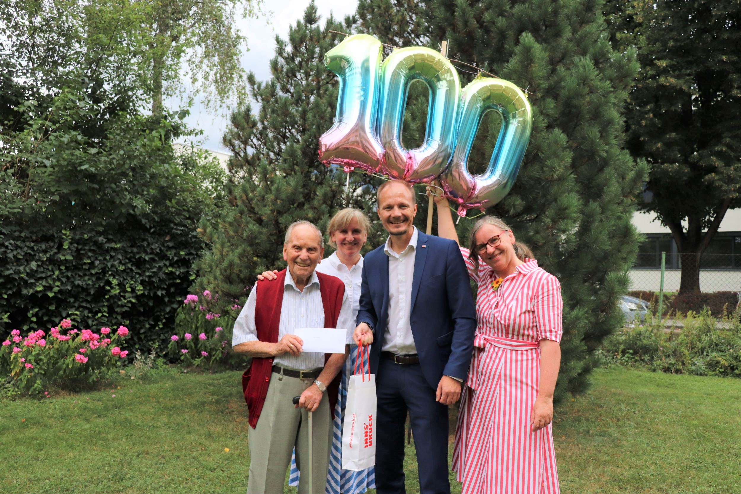 Jubilar Andreas Hosp (links), Tochter Renate Hosp, Vizebürgermeister Johannes Anzengruber und Tochter Edith Hosp freuen sich gemeinsam über den runden Geburtstag.