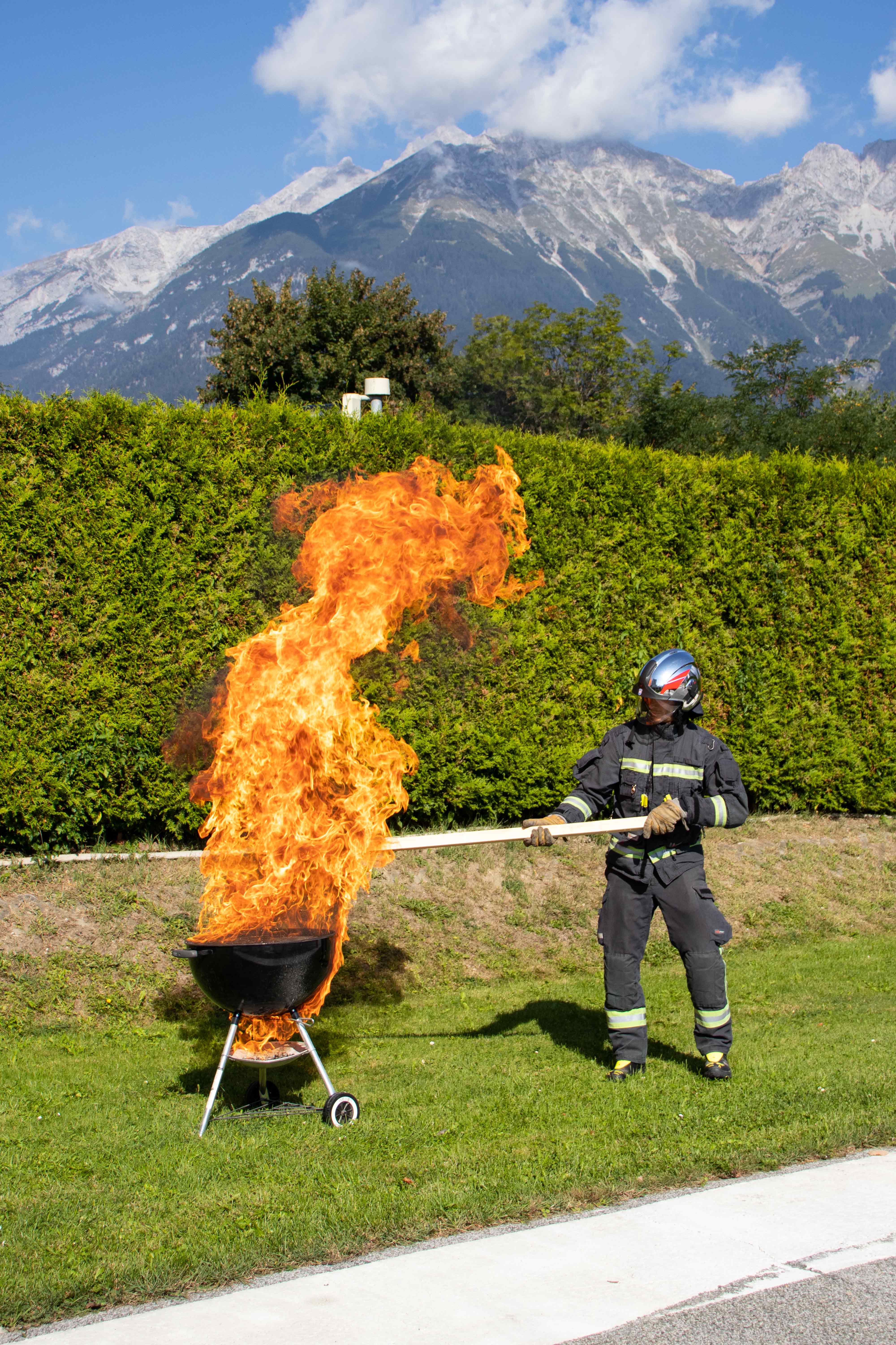 Die Berufsfeuerwehr demonstrierte, wie brandgefährlich ein herkömmlicher Holzkohlegrill werden kann.