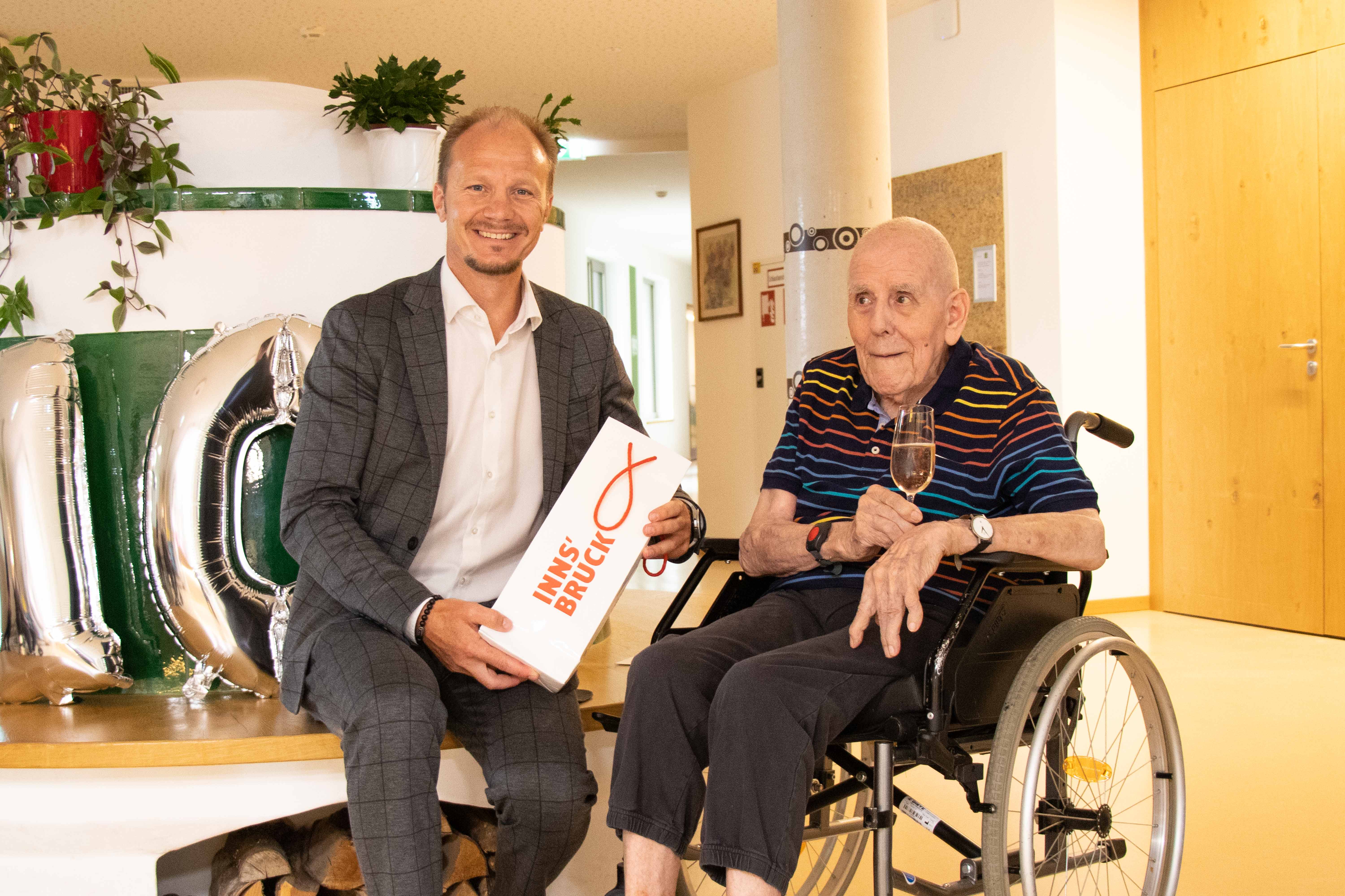 Im Beisein seiner Tochter und den HeimmitbewohnerInnen beglückwünscht Vizebürgermeister Anzengruber Alois Löffler zum 100. Geburtstag.