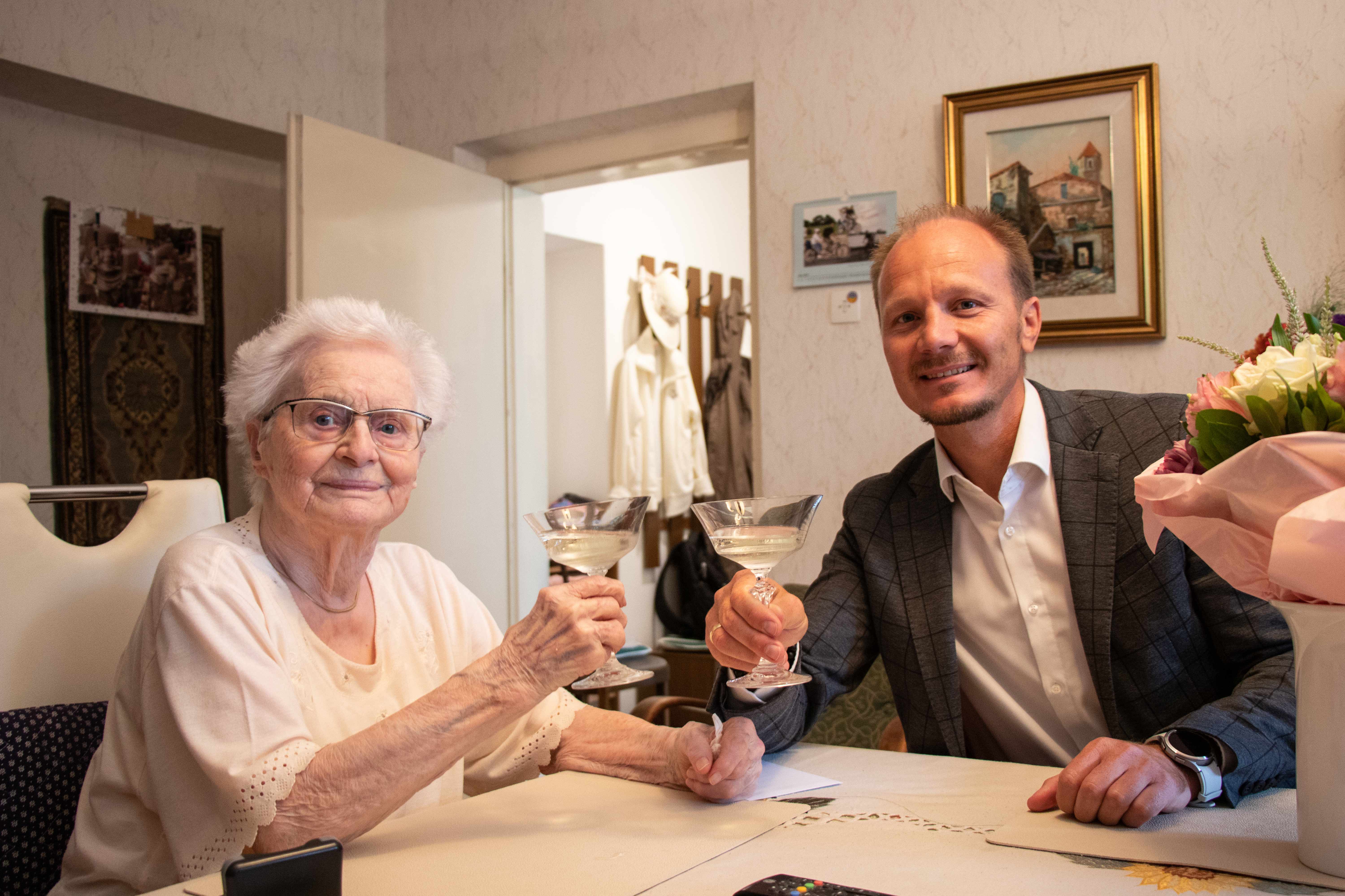 Bei einem Glas Sekt feierte Ilse Portugaller ihren Geburtstag mit Vizebürgermeister Anzengruber.