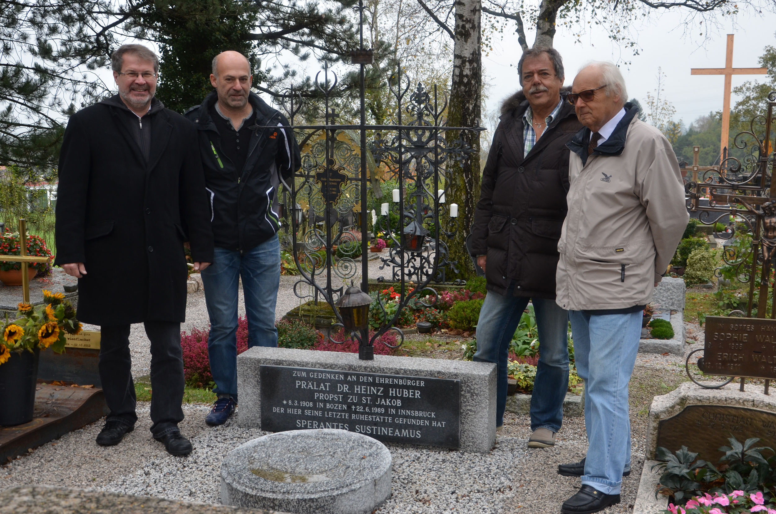 Das Ehrengrab der Stadt Innsbruck für den verstorbenen Propst von St. Jakob, Prälat Dr. Heinz Huber (v.l.): Referatsleiter für städtische Friedhöfe Alexander Legniti, Steinmetz Hubert Schmiedinger, Stadtrat Gerhard Fritz und Historiker Johannes Vilanek.