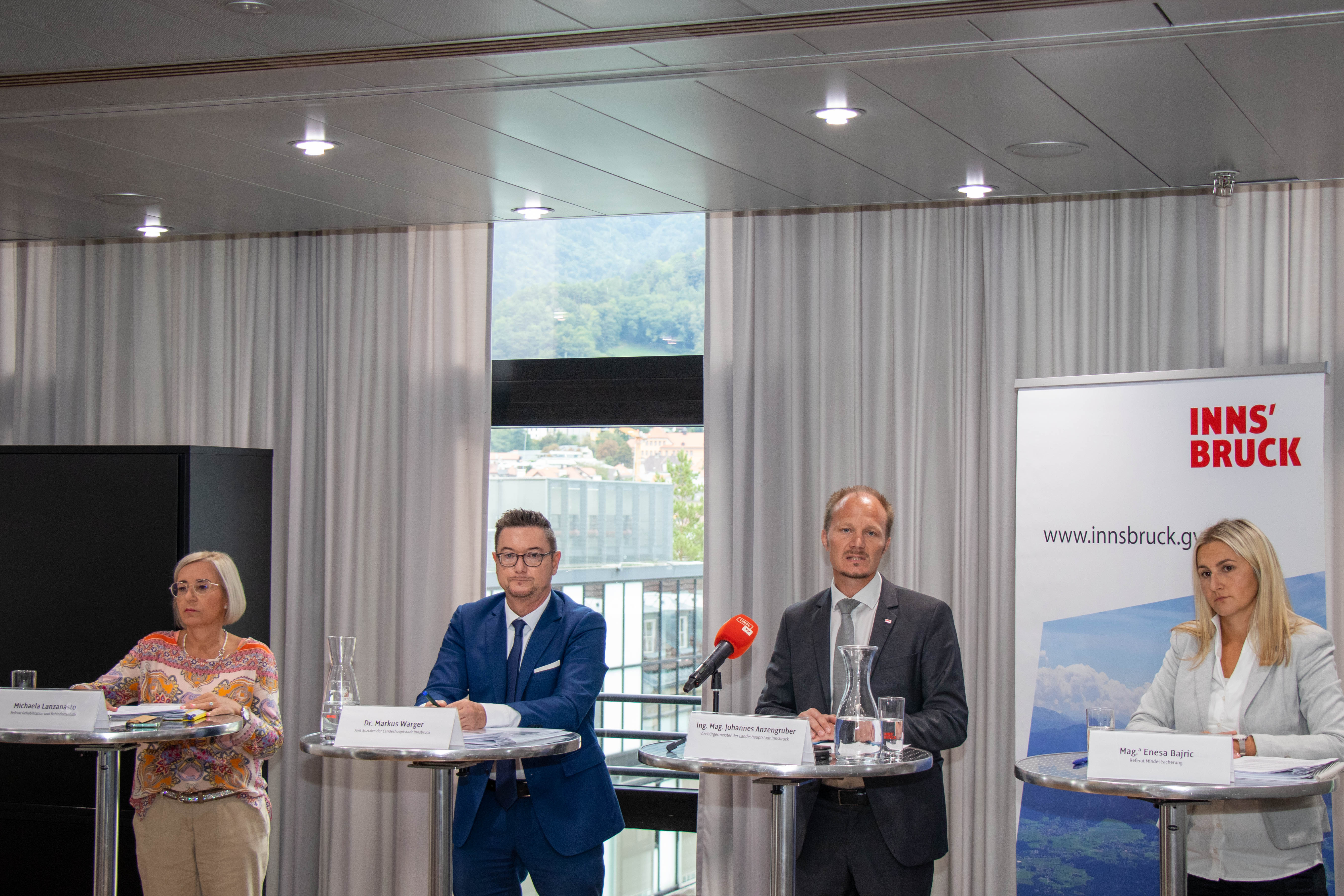 Vizebürgermeister Johannes Anzengruber (2. v. r.), Sozialamtsleiter Markus Warger (2. v. l.), Enesa Bajric vom Referat Mindestsicherung (r.) und Michaela Lanzanasto (l.) vom Referat Rehabilitation und Behindertenhilfe präsentierten die umfassenden Unterstützungen für bedürftige InnsbruckerInnen.