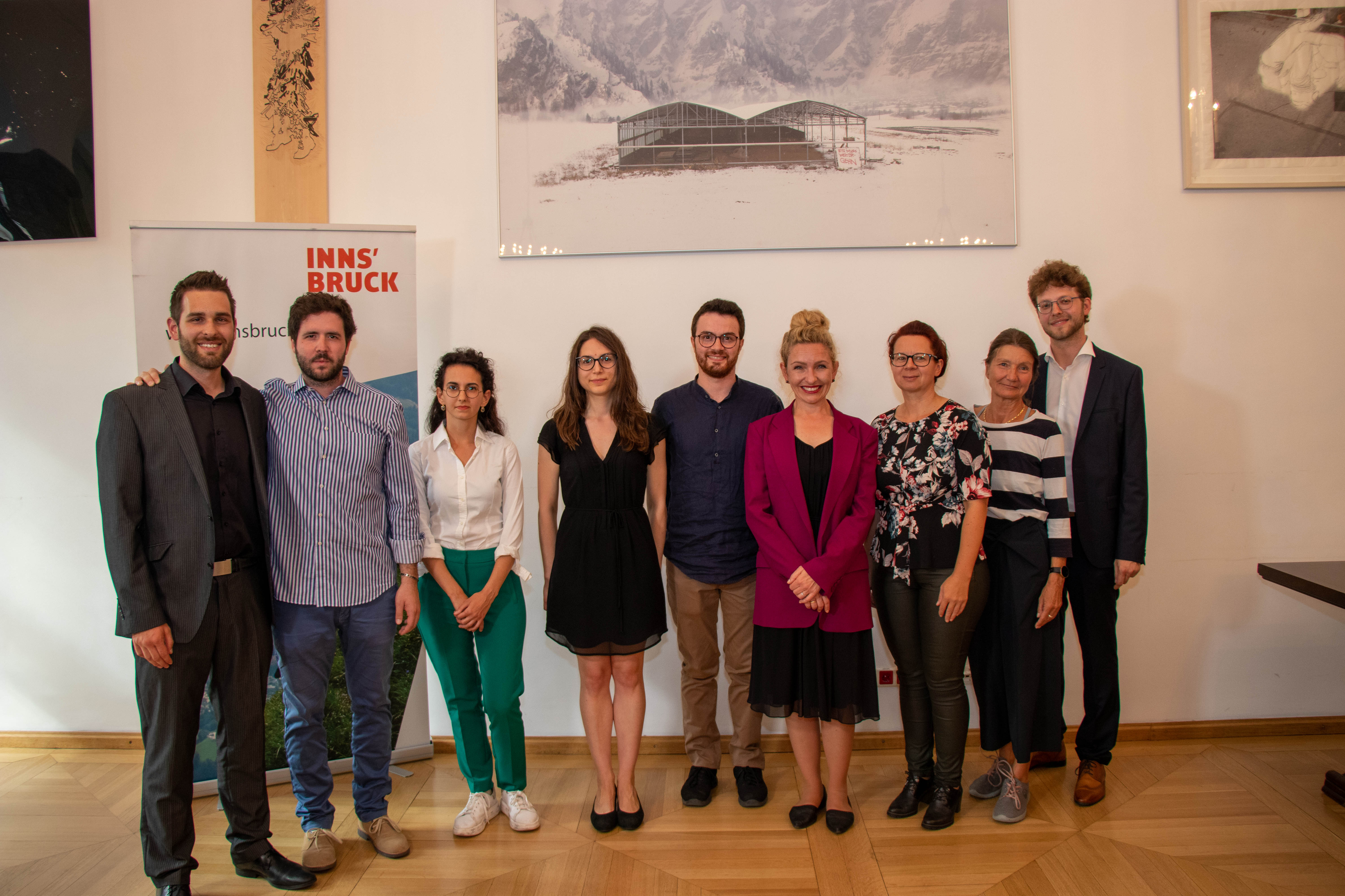 Stadträtin Uschi Schwarzl (2. v. r), Kulturamtsleiterin Isabelle Brandauer (4. v. r.), Martina Niedrist (Kulturamt, Organisationsteam, 3. v. r.), Michael Schöch (r.) und Elias Praxmarer (l., beide Wettbewerbsleitung) gemeinsam mit den PreisträgerInnen des Internationalen Orgelwettbewerbes um den Paul-Hofhaimer-Preis 2022: 1. Platz Alberto Gaspardo (2. v. l.), 2. Platz Susanna Soffiantini (3. v. l.) sowie die beiden Drittplatzierten Giulia Ricci und Giulio De Nardo.