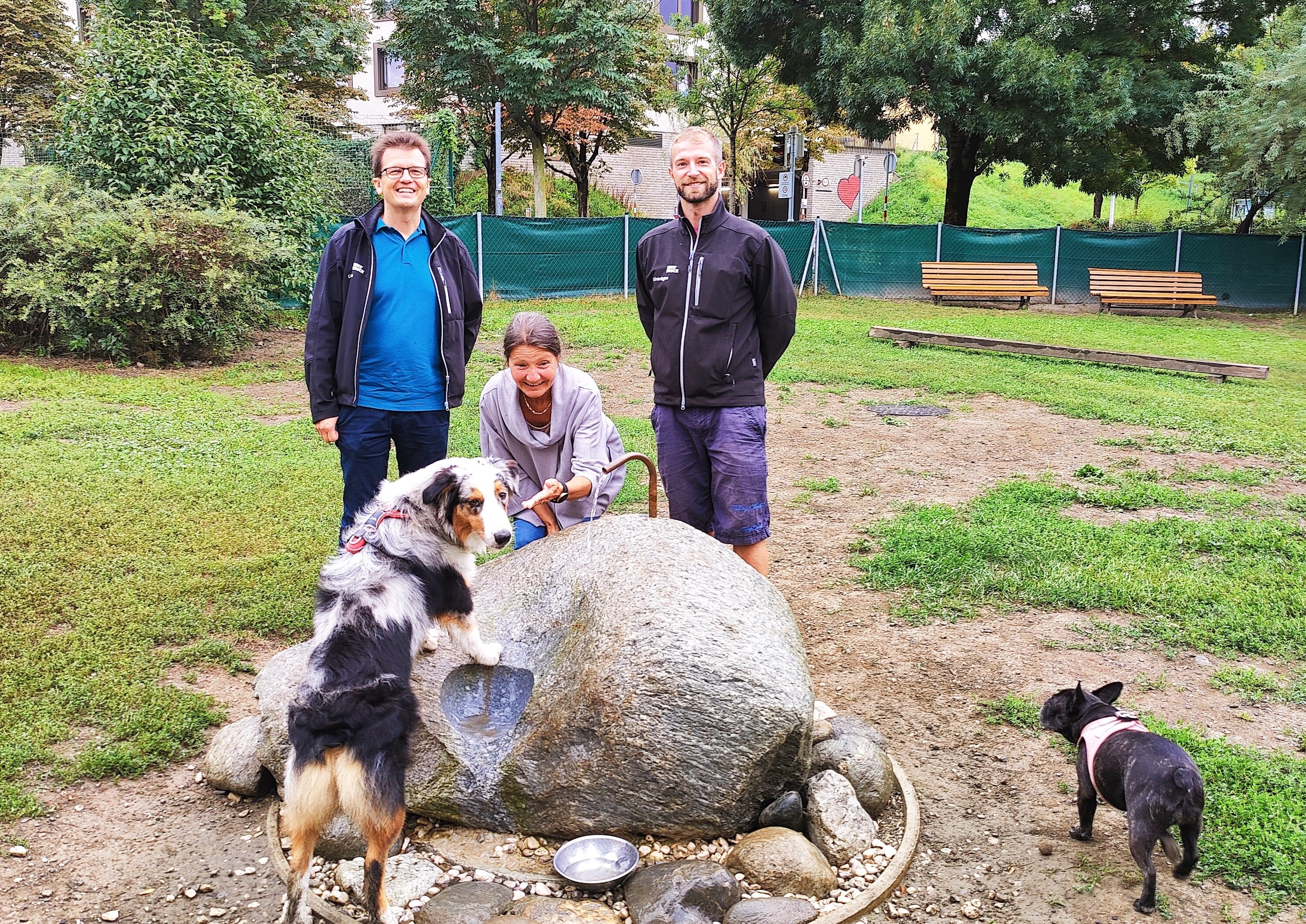 Stadträtin Uschi Schwarzl (Mitte) mit Referatsleiter Markus Pinter (links) und Ricardo Leuschel (rechts) vom Referat „Grünanlagen – Planung und Bau“ bei der Eröffnung des Trinkbrunnens für Tier und Mensch