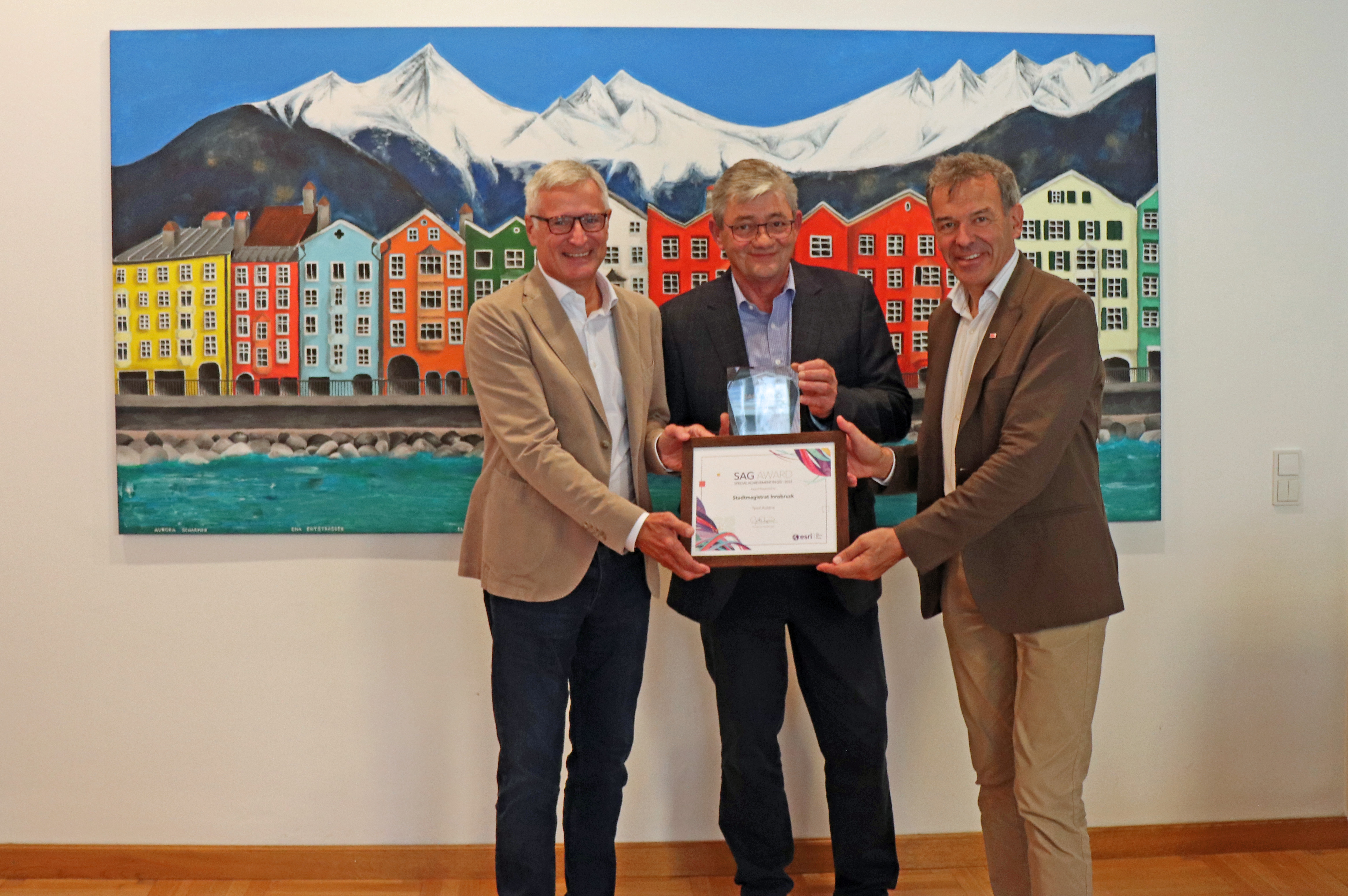 Von rechts nach links: Bürgermeister Georg Willi mit DI Eckehard Ranninger, Leiter des Referats für Geographisches Informationssystem und Ing. Mag. Peter Remesch, Geschäftsführer von SynerGis.