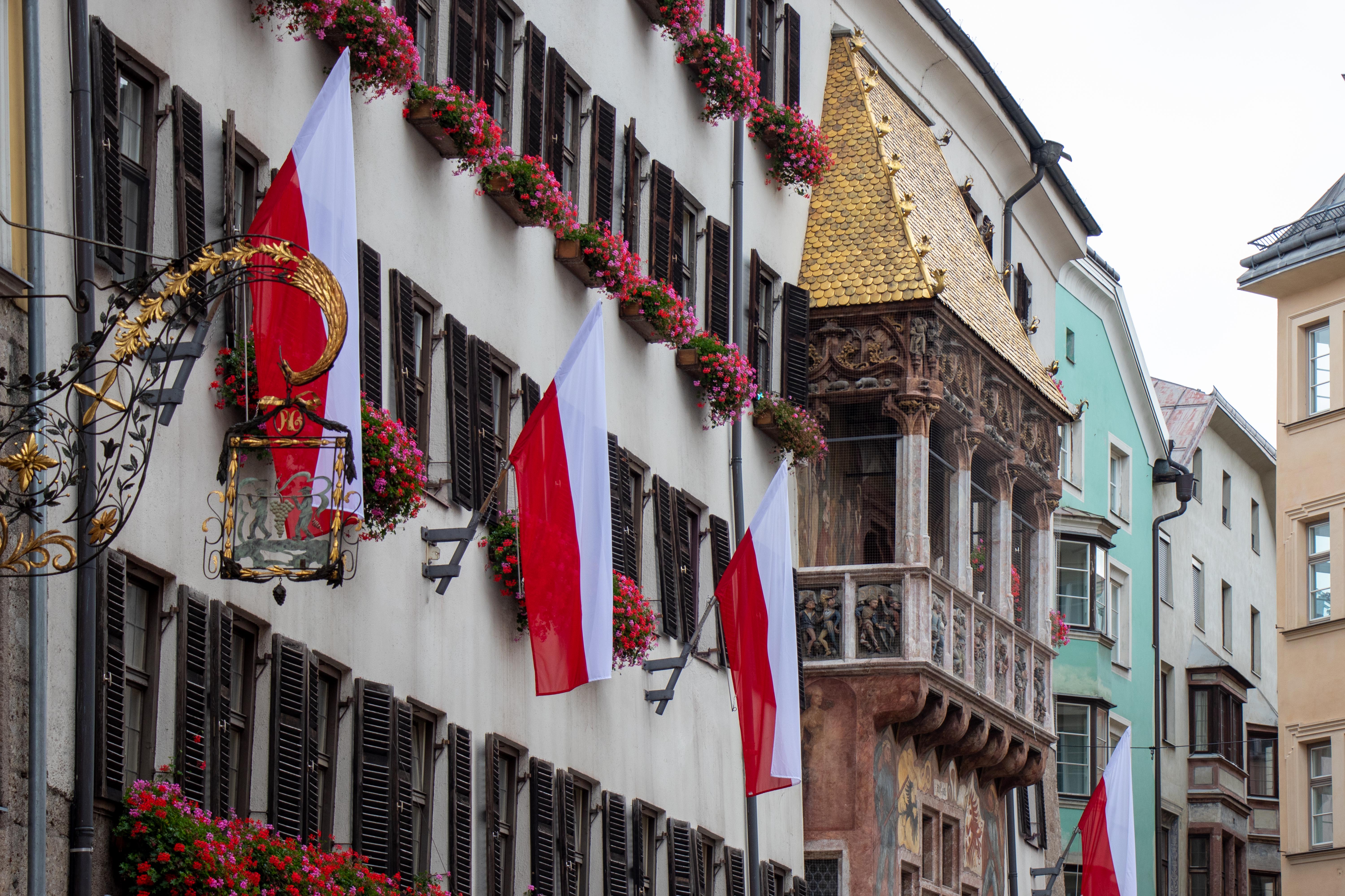 In der Innsbrucker Altstadt macht eine Beflaggung auf die Landtagswahlen am 25. September aufmerksam.