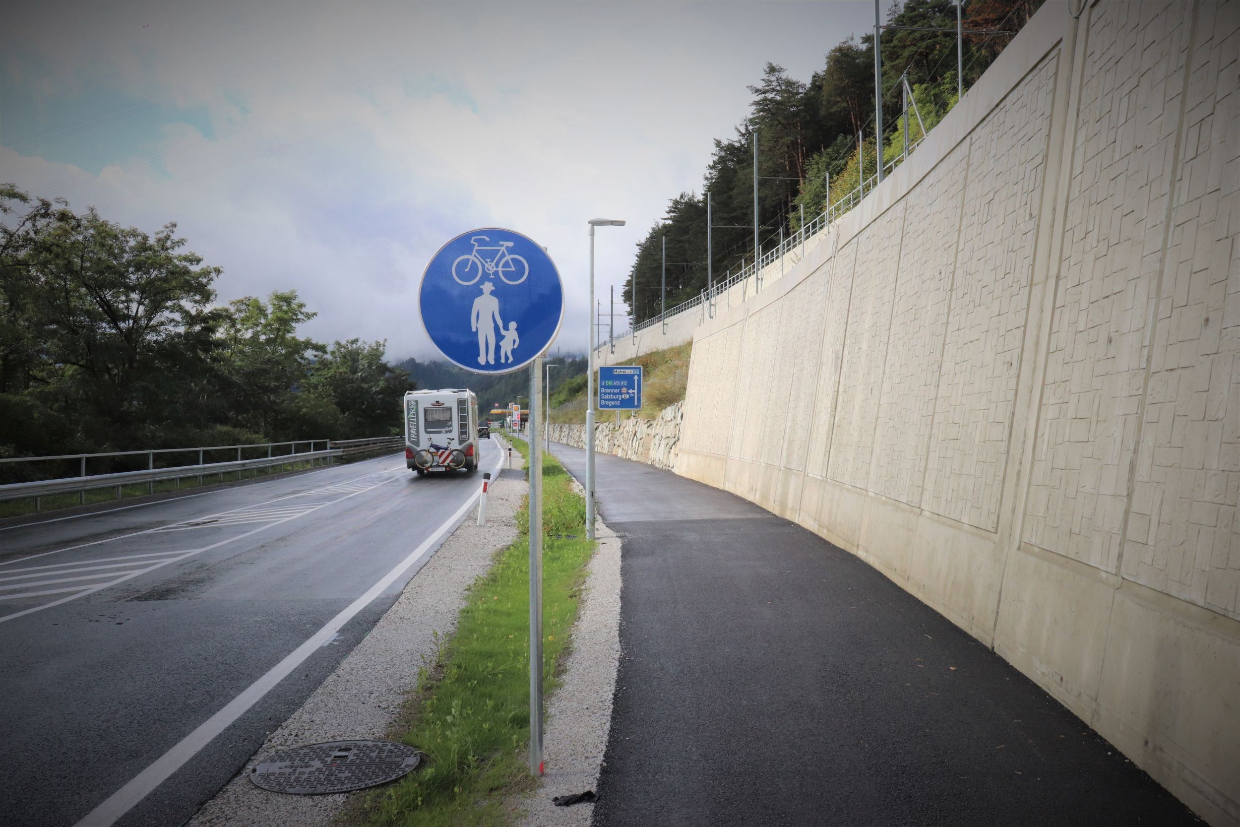 Die neue Radverbindung verläuft parallel zur Brennerbundesstraße (B182) und ermöglicht einen sicheren Weg für Radfahrende und FußgängerInnen.