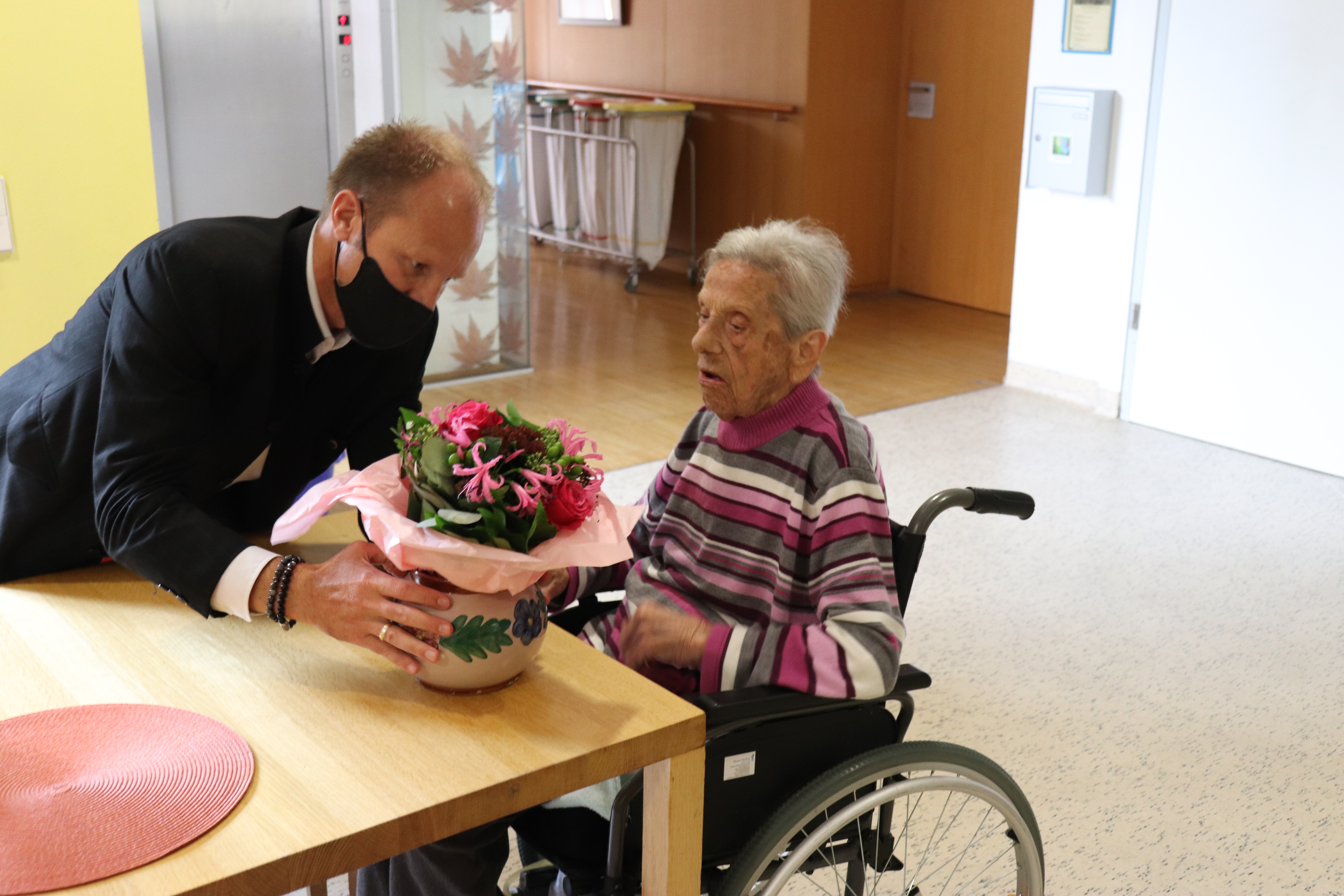 Vizebürgermeister Anzengruber überreicht Blumen und eine Glückwunschkarte