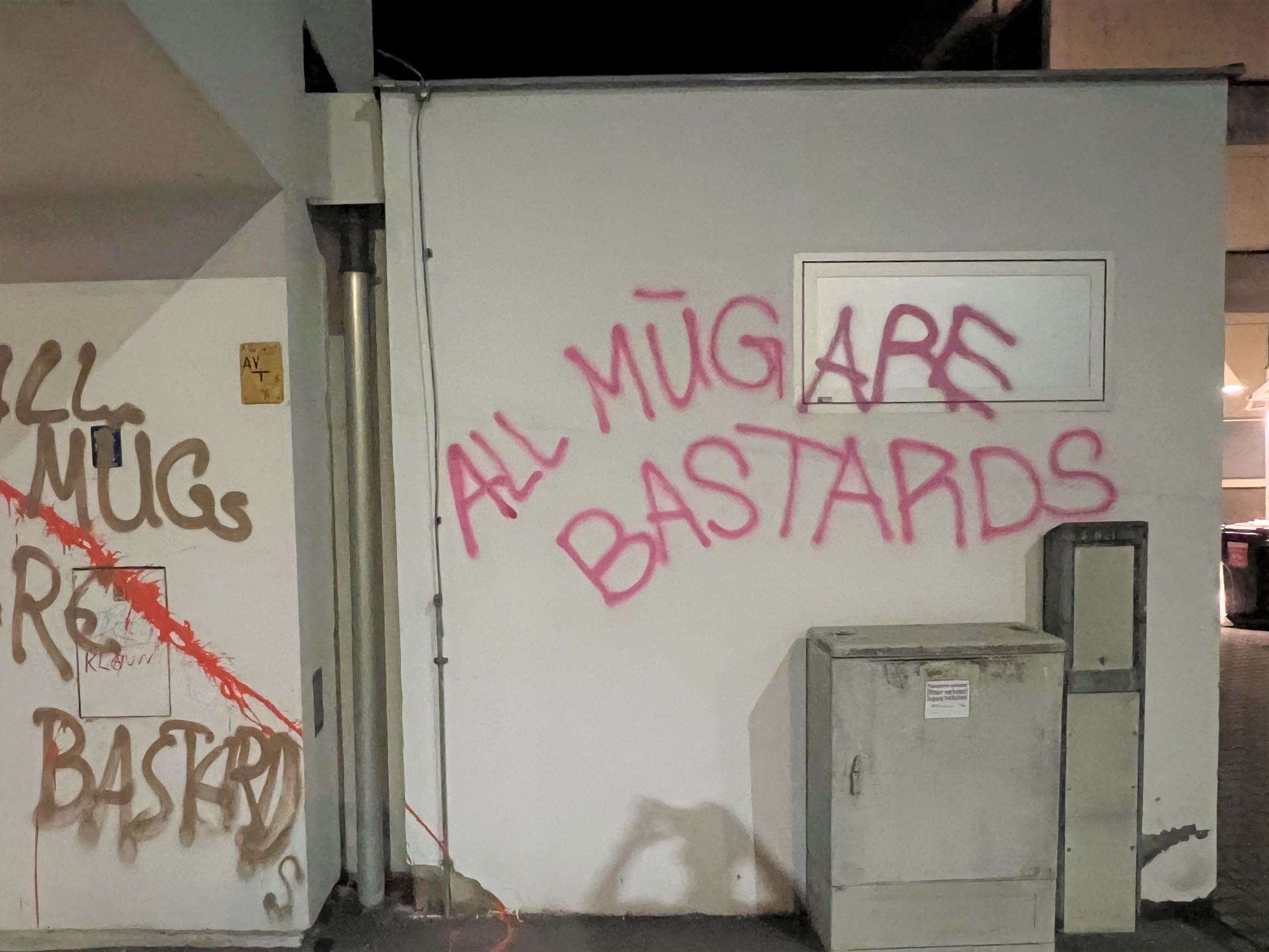 Mehrere Fahrzeuge und Gebäudefassaden der MÜG wurden Ziel von Vandalen.