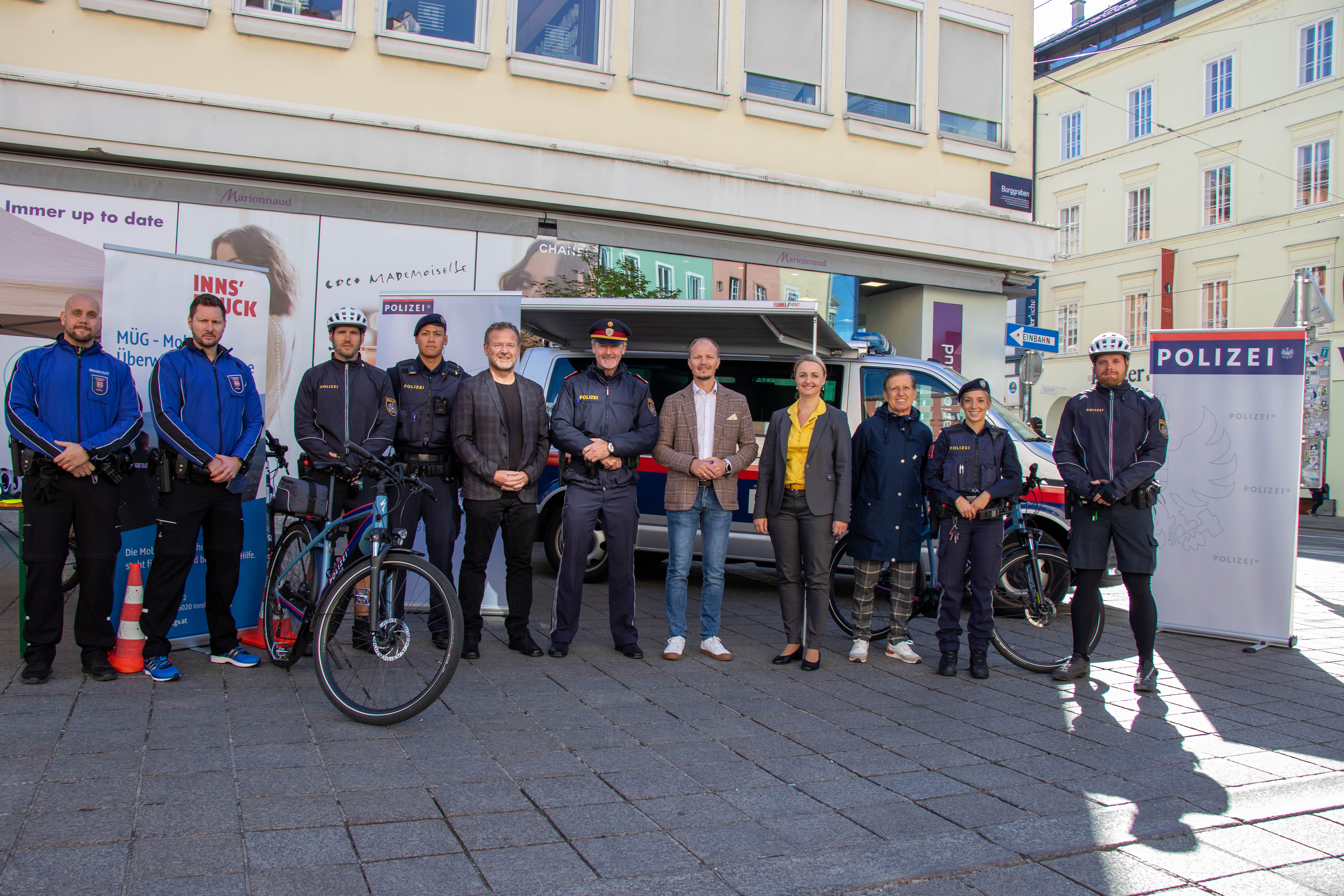 Vizebürgermeister Johannes Anzengruber (5. v. r.), Klaus Feistmantl (Amtsleiter Allgemeine Sicherheit und Veranstaltungen, 5. v. l.), Ursula Muigg (ÖAMTC Tirol, 4. v. r.), Karl Mark (Präsident Verein Sicheres Tirol, 3. v. r.), Manfred Peer (Sicherheitskoordinator Stadtpolizeikommando Innsbruck, 6. v. l.) sowie VertreterInnen der Stadtpolizei und MÜG bei der heutigen Informationsveranstaltung rund um die Sicherheit beim Radfahren.