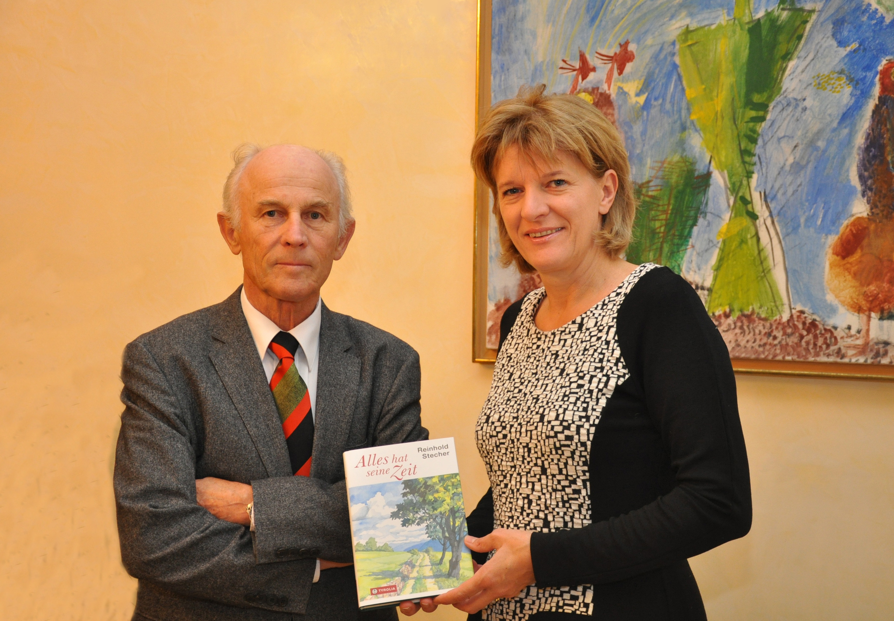 Dr. Paul Ladurner präsentierte Bürgermeisterin Mag.a Christine Oppitz-Plörer sein neuestes Buch mit Bildern und Texten von Altbischof Reinhold Stecher.