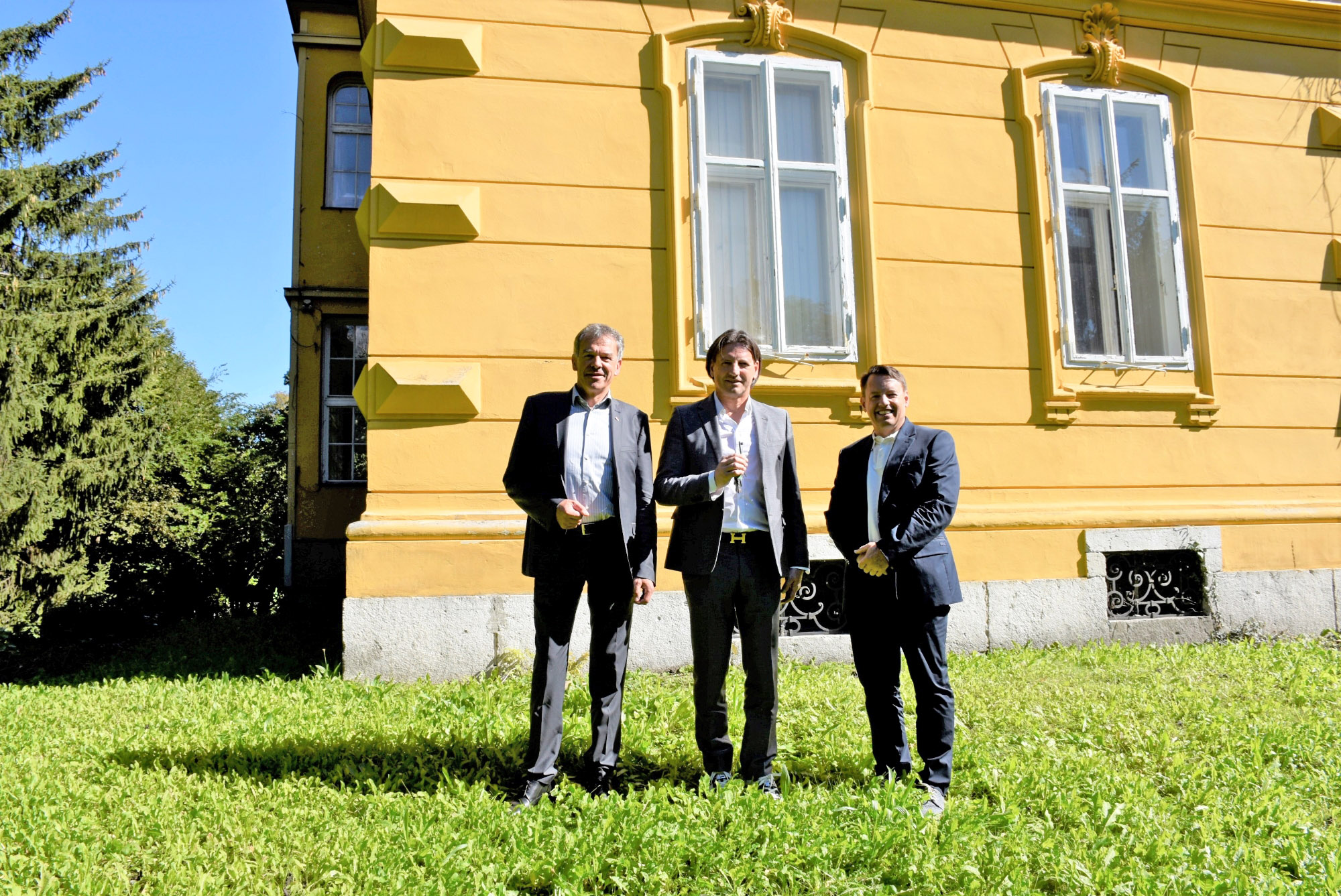 Die inoffizielle Übergabe fand bereits im Juli statt, nun ist der Verkauf auch offiziell besiegelt, freuen sich (v.l.) Bürgermeister Georg Willi, Arnold Tschiderer (neuer Eigentümer) und IIG-Geschäftsführer Franz Danler.