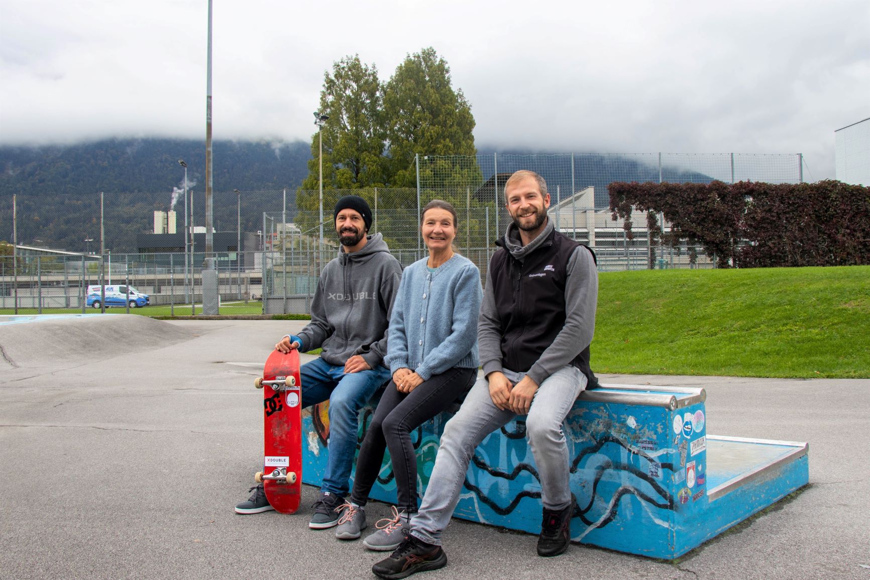 V.l.: Stefan Ebner (Skateboard Club Innsbruck), Stadträtin Uschi Schwarzl und Ricardo Leuschel (Referat Grünanlagen-Planung und Bau) freuen sich über die Sanierung des Skateplatzes beim Pulverturm.