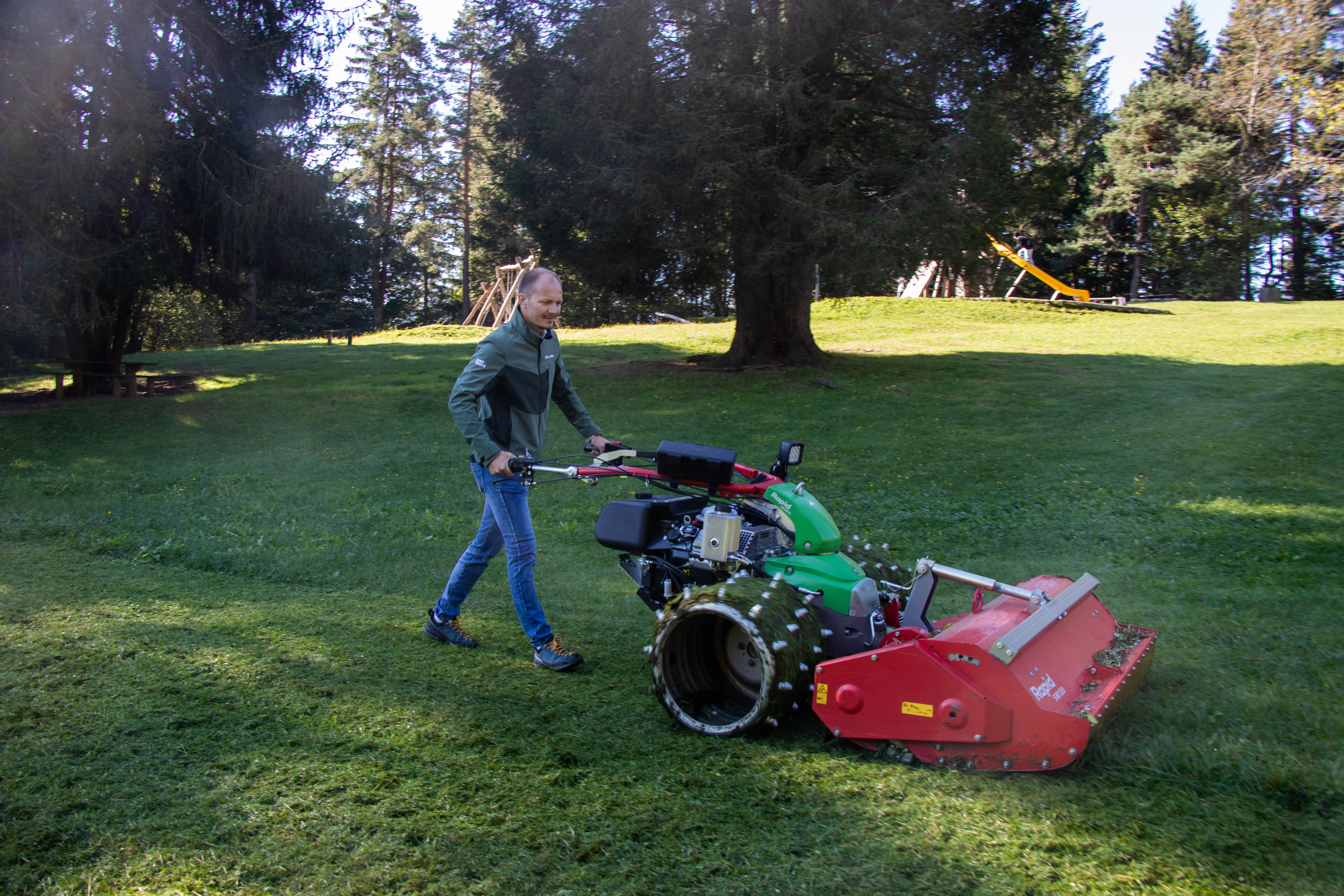 Der für Wald und Natur verantwortliche Vizebürgermeister testete das neue Mulchgerät auf der Gramartwiese gleich selbst aus.