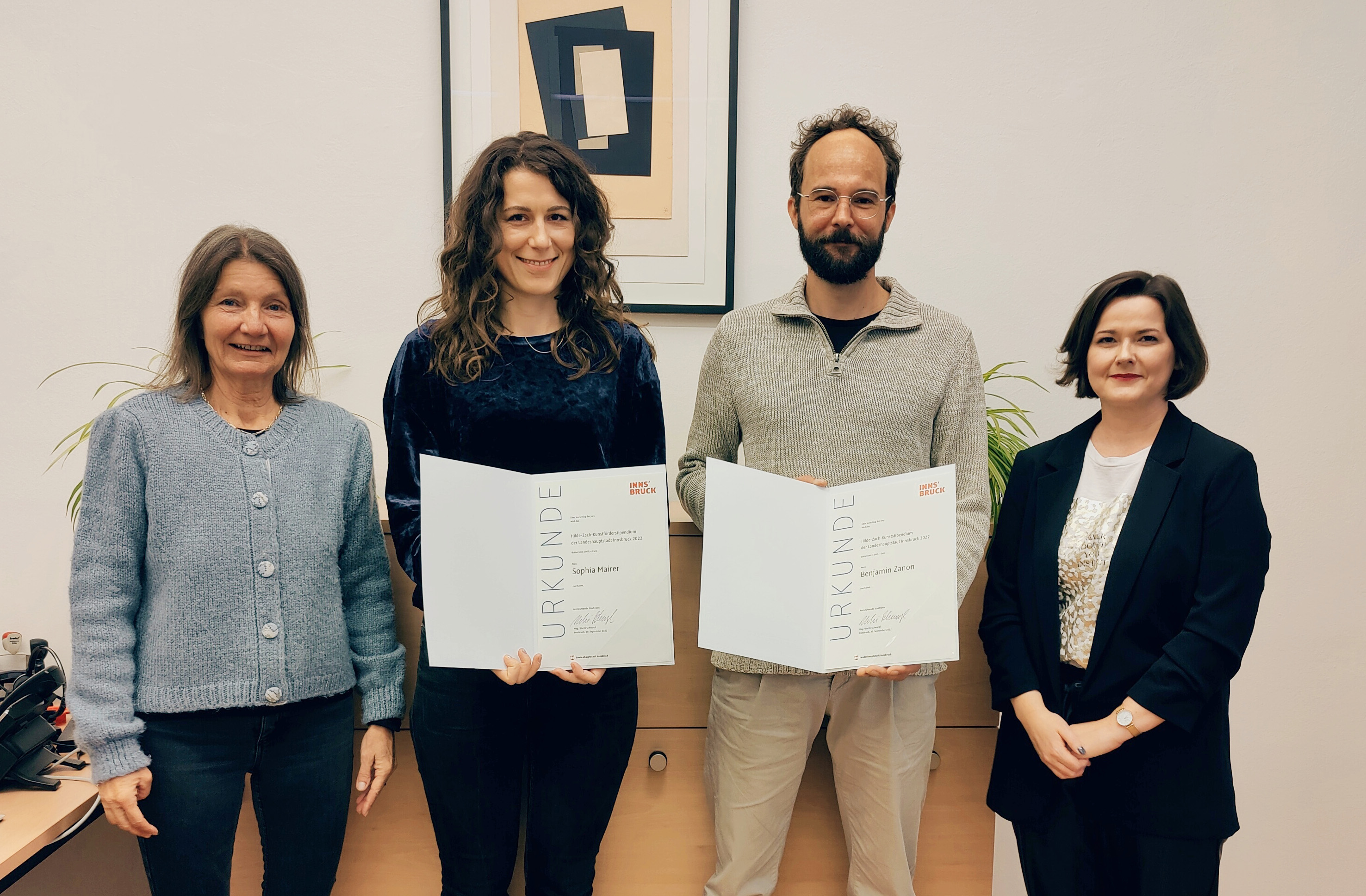 Zwei KünstlerInnen erhielten das Hilde-Zach-Kunststipendium 2022: Benjamin Zanon und Sophia Mairer mit Kulturstadträtin Uschi Schwarzl und Natalie Pedevilla (Referat Bildende Kunst und Kulturprojekte, re.).