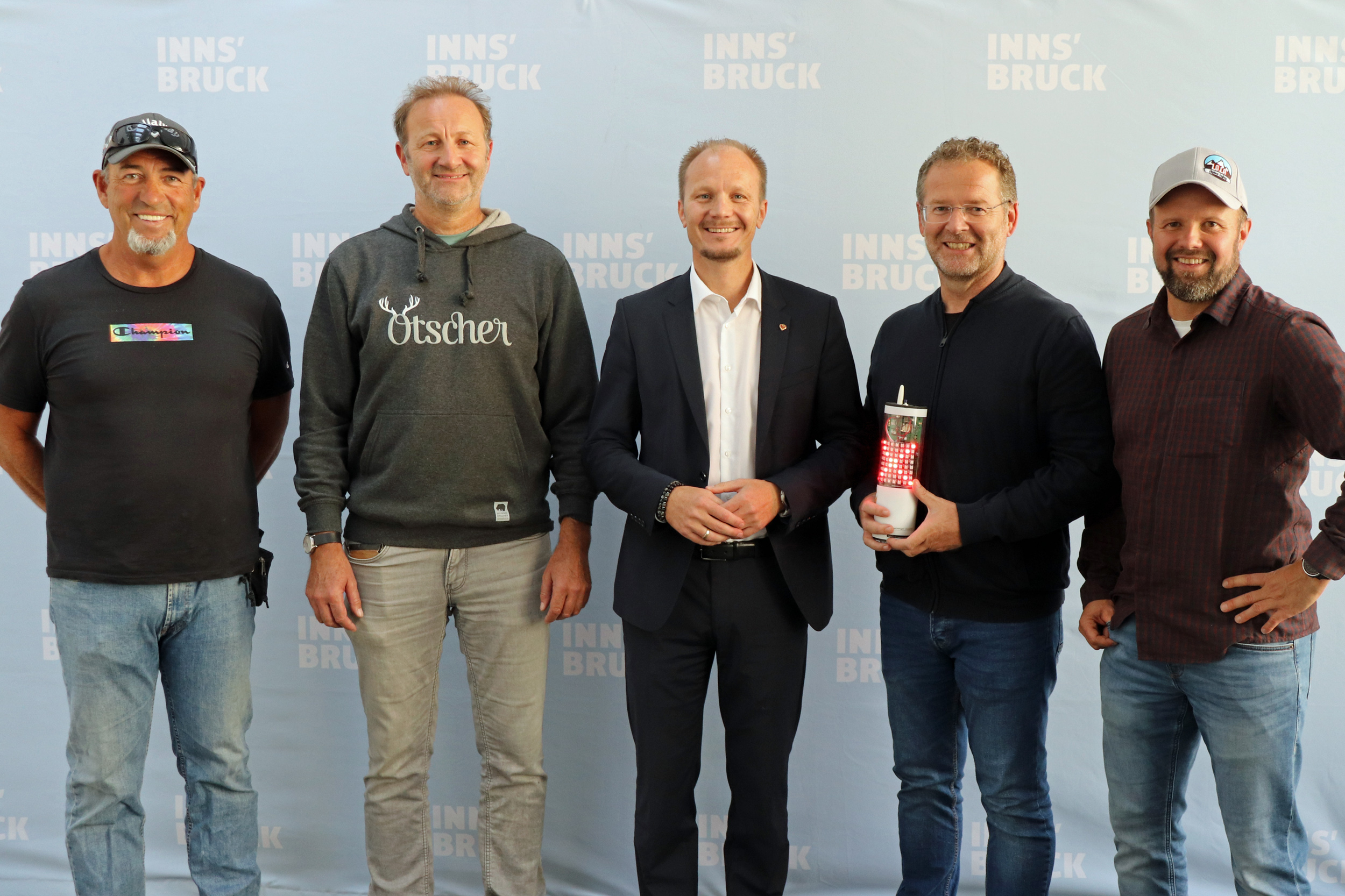 Gemeinsam für die Lawinensicherheit in Innsbruck: v.l. Werner Haberfellner (Innsbrucker Lawinenkommission), Josef Plank (Gebietsbauleiter der Wildbach- und Lawinenverbauung Mittleres Inntal), Vizebürgermeister Johannes Anzengruber, Klaus Feistmantl (Leiter Amt für Allgemeine Sicherheit und Veranstaltungen), Stefan Ortner (Geschäftsführer der Firma LO.LA.)