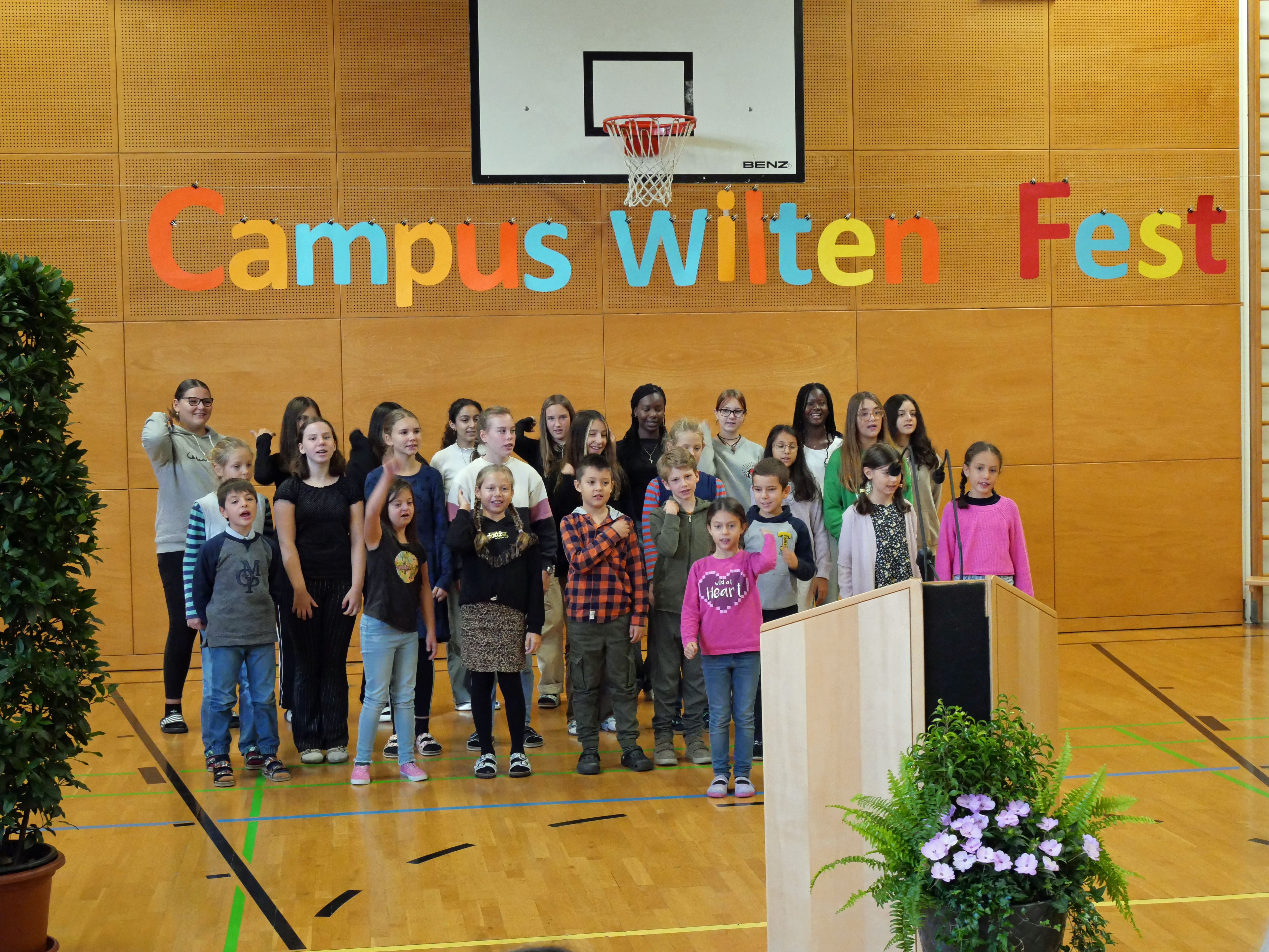 Der neue Schulcampus Wilten feiert seine Eröffnung mit einem großen Campusfest. Geladen sind dabei als Redner Bürgermeister Georg Willi, Stadträtin Mag.a Elisabeth Mayr, sowie IIG-Geschäftsführer Dr. Franz Danler. Das Schulzentrum Campus Wilten bietet Raum für insgesamt drei Schulen mit über 70 Lehrkräften, die 22 Klassen unterrichten. Die Direktorinnen Gerlinde Wright (Volksschule Altwilten), Julia Zmugg (Mittelschule Ilse Brüll) und Simone Wechselberger (Mittelschule Leopoldstraße) freuen sich gemeinsam mit den Schülerinnen und Schülern des Campus Wilten über die gelungene Sanierung der historischen, denkmalgeschützten ehemaligen Mädchenhauptschule und die anschließende Neueröffnung. Für die musikalische Untermalung der Feierlichkeiten sorgen ein SchülerInnenchor und eine Perkussionsgruppe.