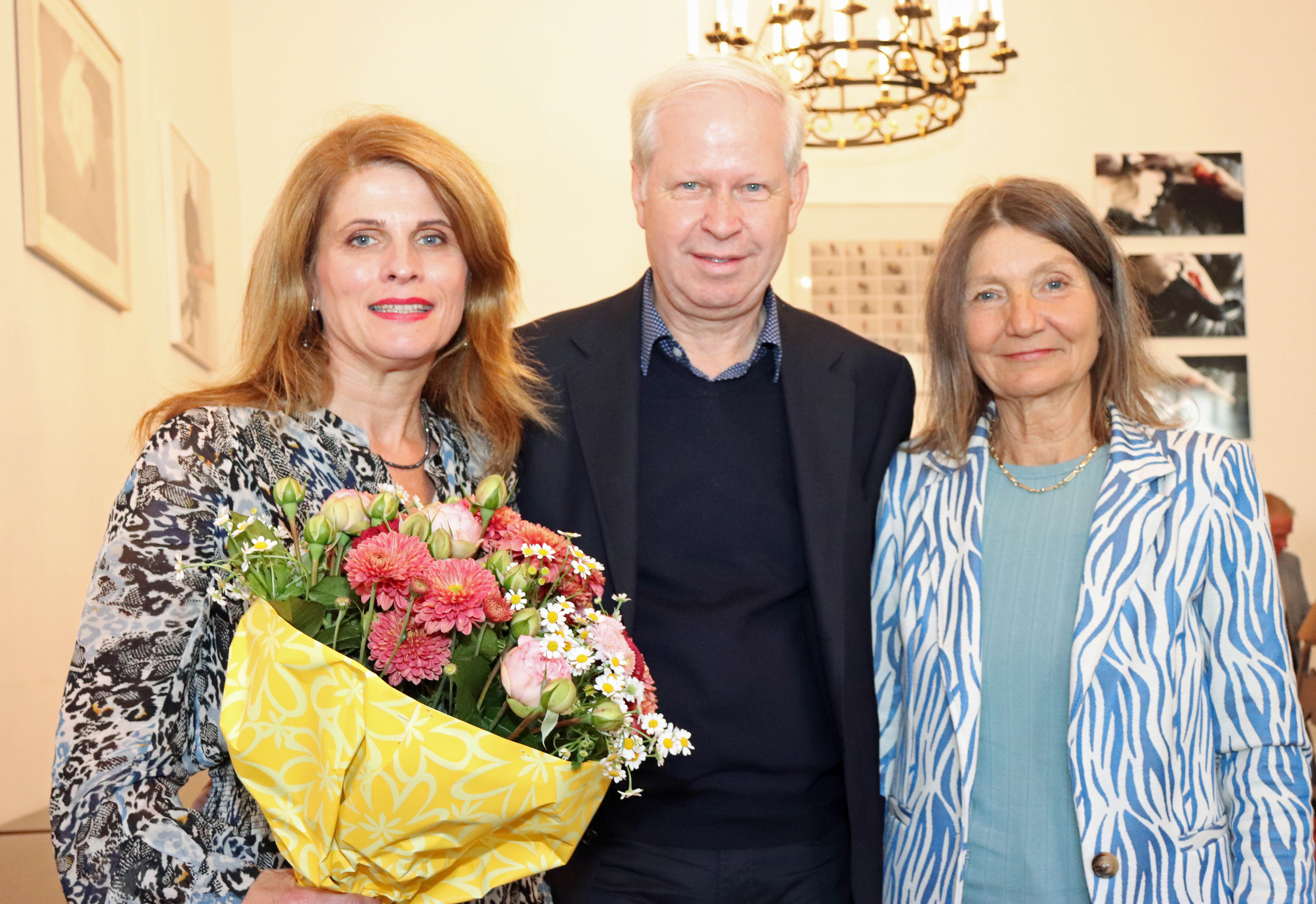 Kulturstadträtin Uschi Schwarzl (r.) gratulierte dem Komponisten und Musiker Franz Baur (mit Gattin Karin) zum „Preis für künstlerisches Schaffen 2022“ in der Sparte Musik.