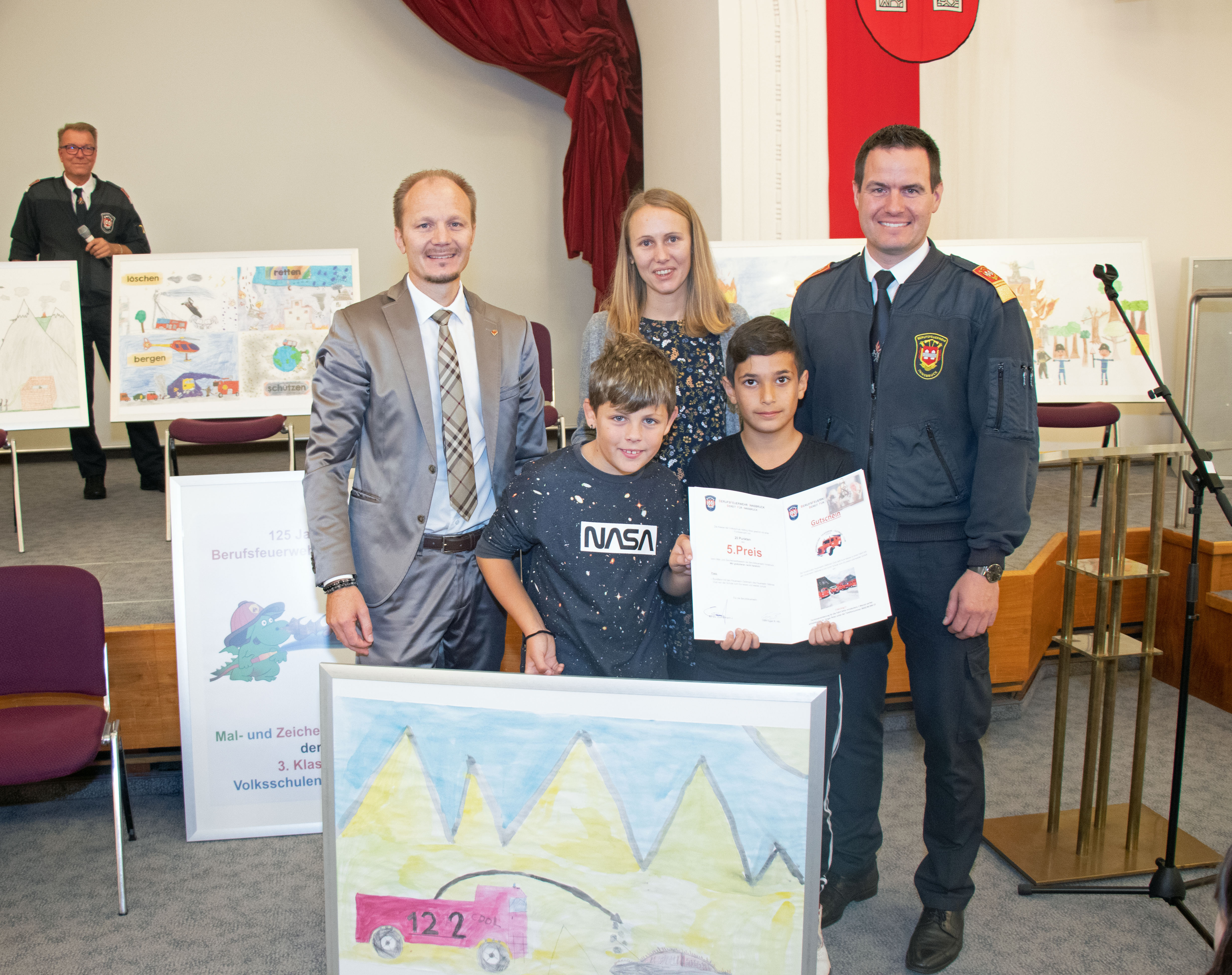 Auch die Volksschule Hötting West darf sich über eine Rundfahrt im Feuerwehr-Oldtimer freuen. Mit dem Sujet "Autobrand in der Wüste", das einen heißen Einsatz unter schwierigsten Witterungsbedingungen abbildet, konnte die Klasse den fünften Preis abstauben.
