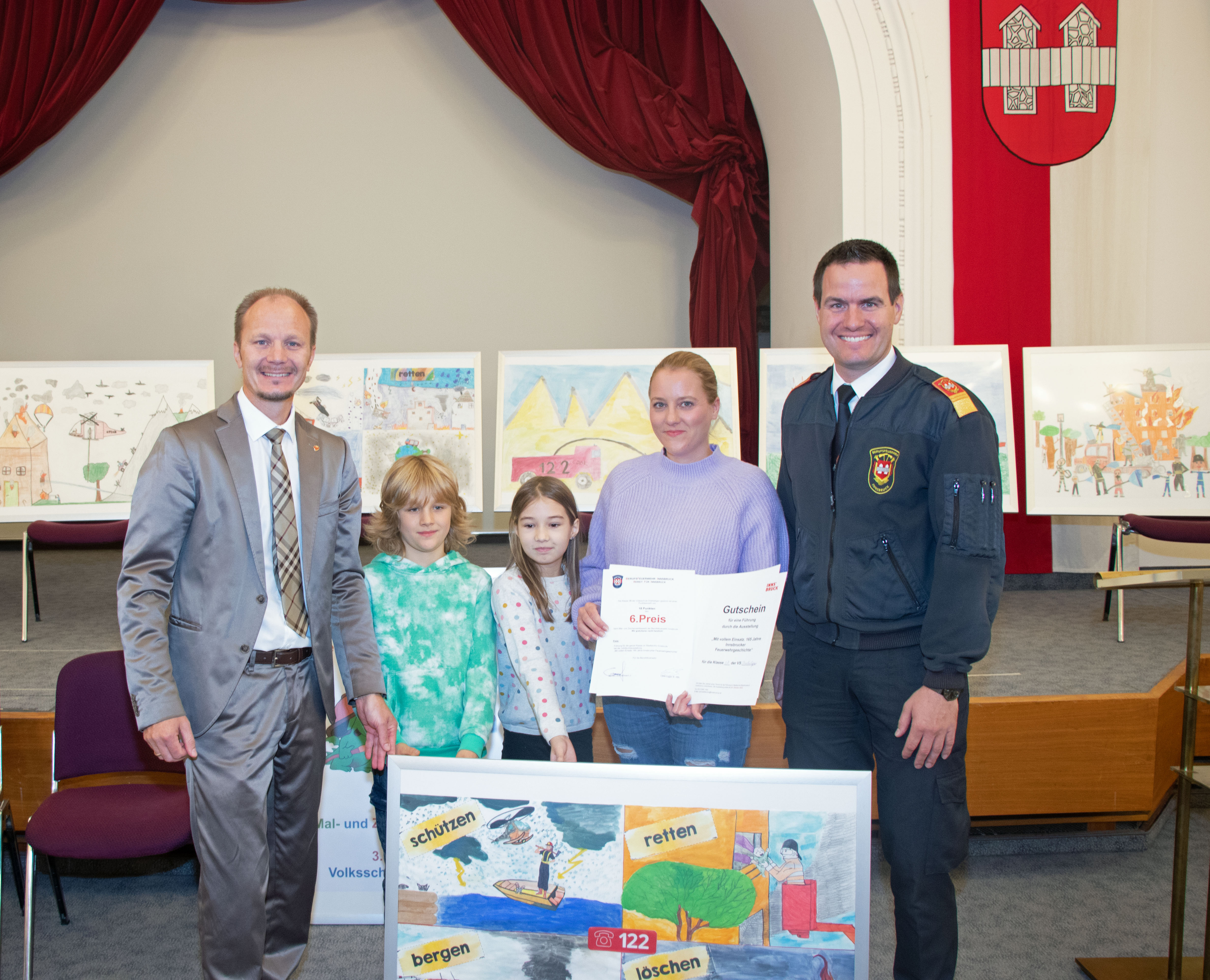Die 3b der Volksschule Dreiheiligen legte ein Gemälde zur "Vielfalt im Feuerwehrberuf" vor. Die Schulkinder dürfen sich über den 6. Preis freuen - eine exklusive Führung durch die Stadtarchiv-Ausstellung zum Jubiläumsjahr der Feuerwehr.