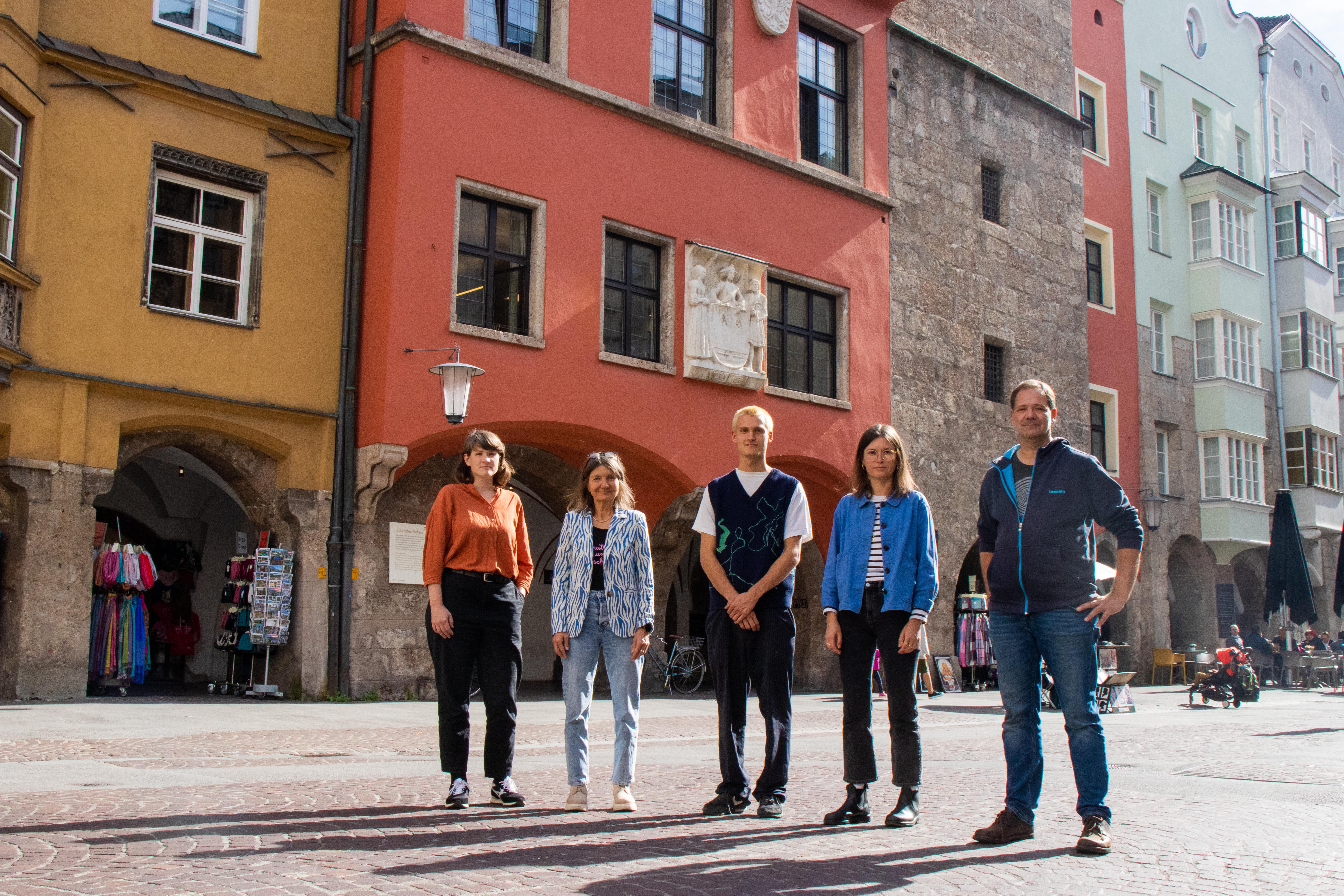 Kulturstadträtin Uschi Schwarzl (2. v.l.) gratulierte den PreisträgerInnen der "stadt_potenziale 2022" in der Innsbrucker Altstadt (v.l.):  Veronika Hackl (Studio Fundus), Jakob Sycha (Aesthetics Athletics), Melanie Gandyra ("Von Nutz und Zier") und Michael Haupt (TKI; nicht im Bild: Carolina Schutti).