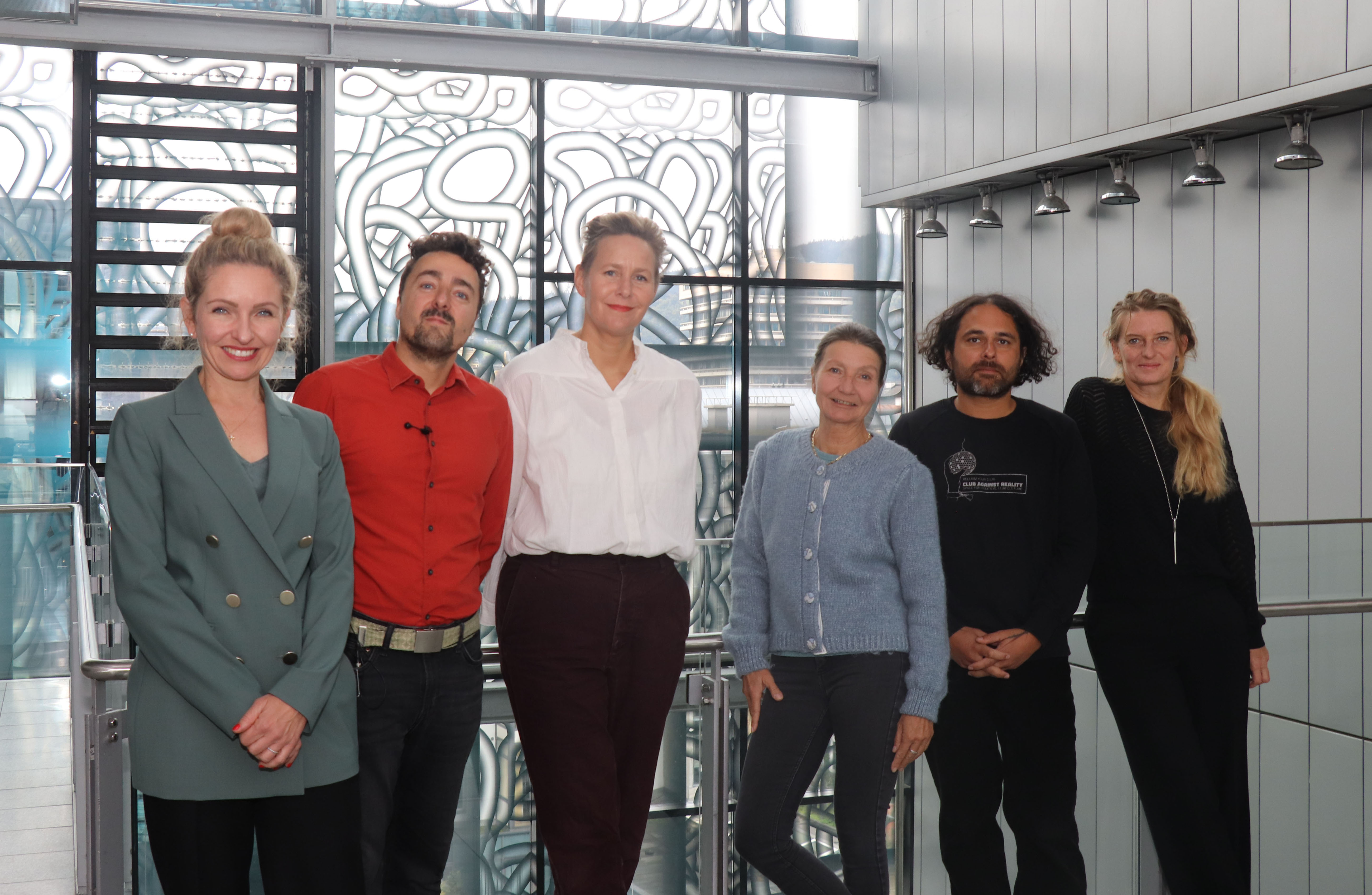 Kulturamtsleiterin Isabelle Brandauer und Kulturstadträtin Uschi Schwarzl mit Martin Fritz (Moderation) und den Jurymitgliedern (v.l.) Angelika Burtscher, Maurice Munisch Kumar und Kathrin Aste bei der Jurysitzung am 29. September.