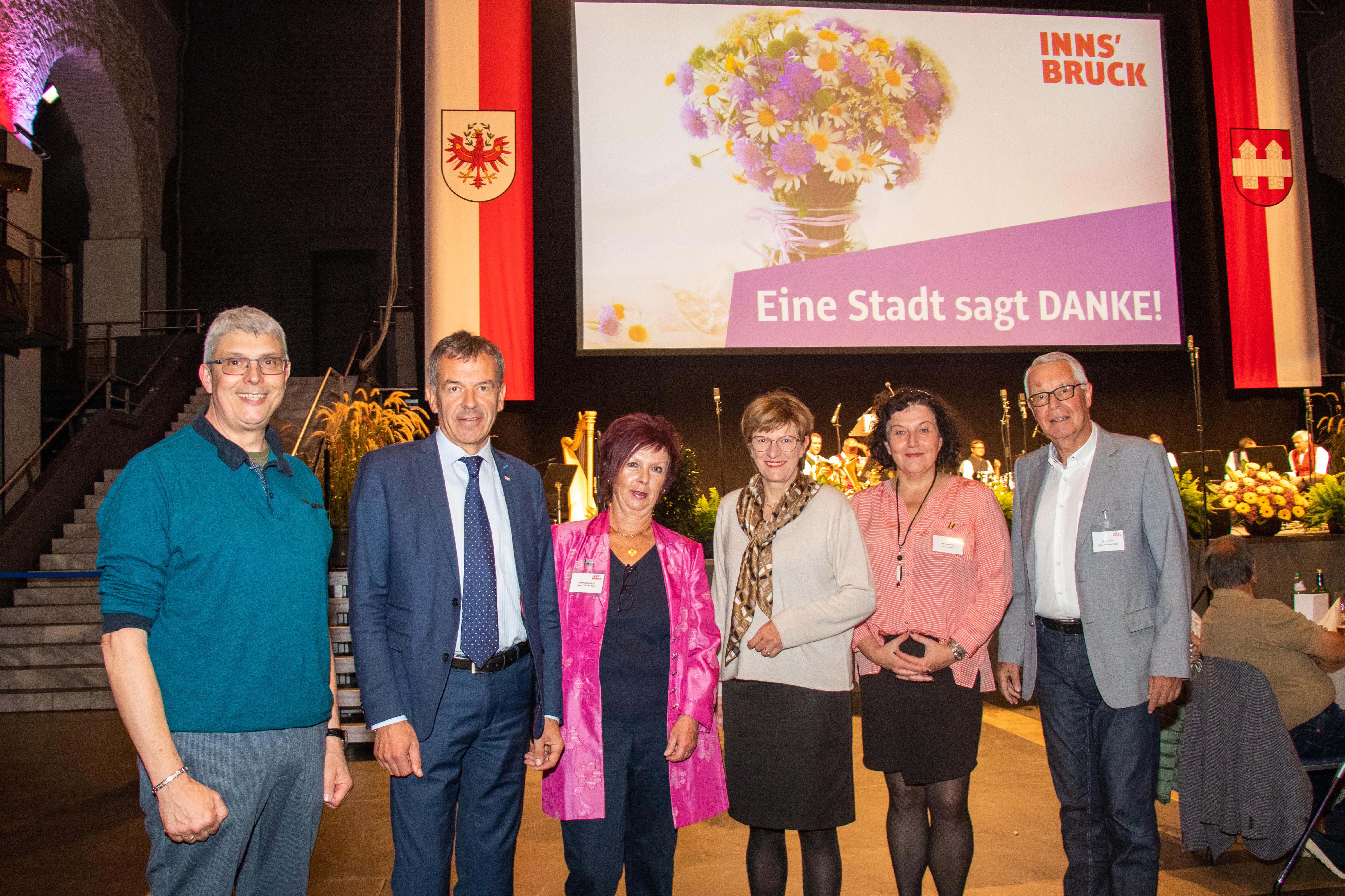Bürgermeister Georg Willi (2. v. l.), Stadträtin Christine Oppitz-Plörer (3. v. r.), die GemeinderätInnen Andreas Kunst (l.), Irene Heisz (2. v. r.), Reinhold Falch (r.), sowie Referatsleiterin Uschi Klee gratulierten den Geburtstagskindern zum runden Jubiläum.