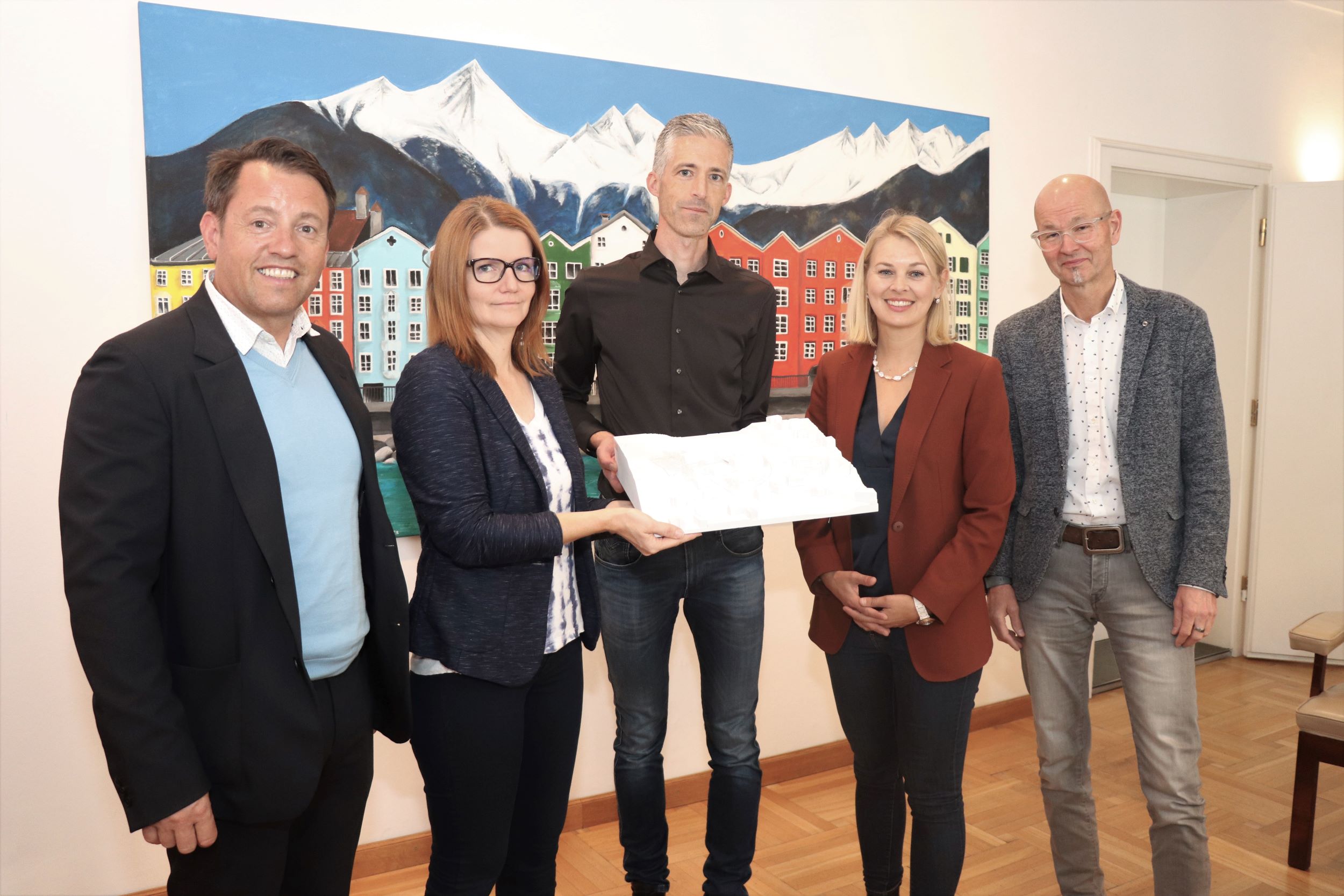 IIG-Geschäftsführer Franz Danler, Schuldirektorin Petra Eichler (VS Arzl), Architekt Mario Gasser (Mario Gasser Architecture), Bildungsstadträtin Elisabeth Mayr und Werner Leithmayer, Amtsvorstand für Schule und Bildung, freuen sich über das Projekt.