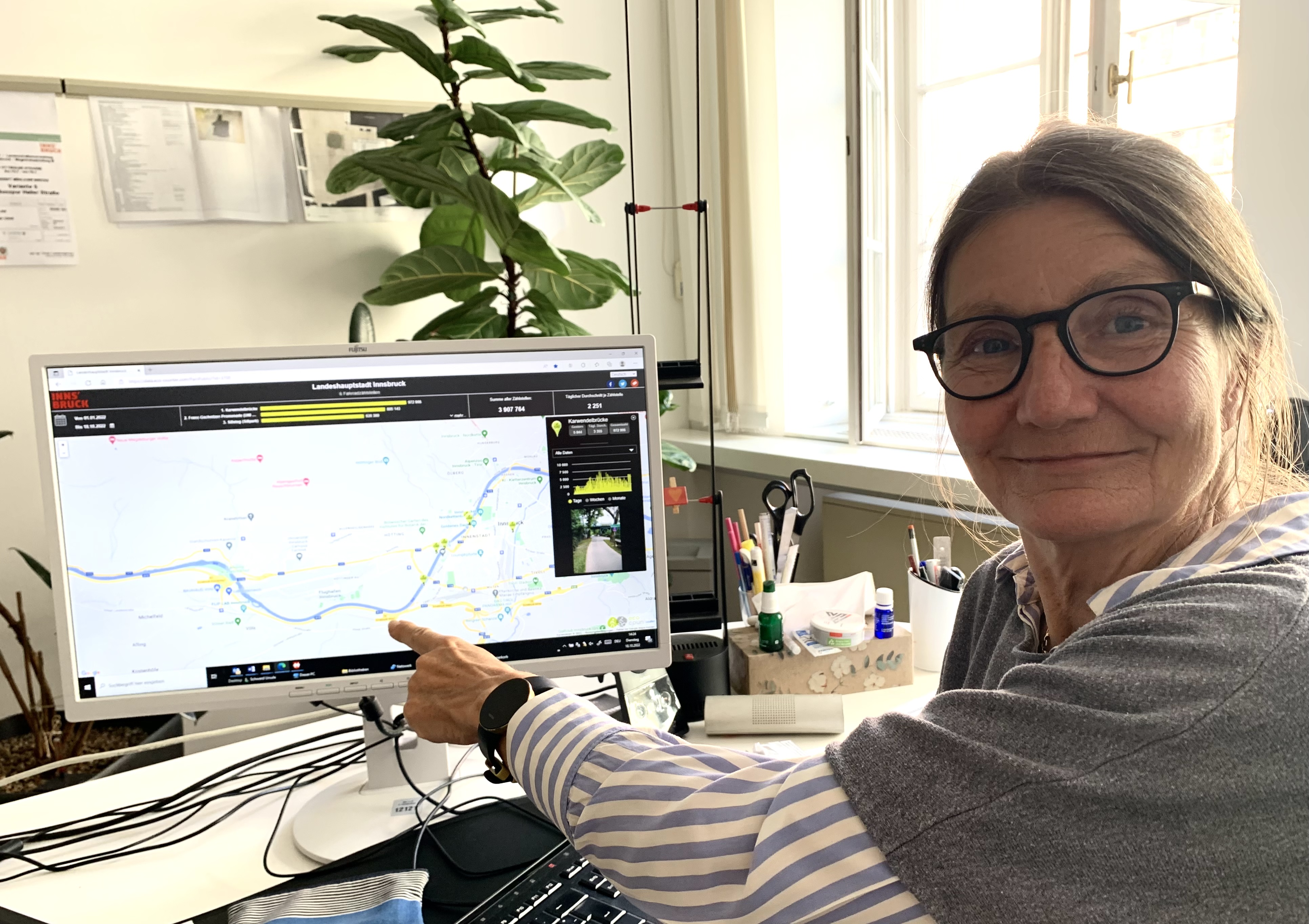 Mobilitätsstadträtin Uschi Schwarzl verfolgt die Entwicklung bei den Innsbrucker Radzählstellen – das können jetzt auch alle interessierten BürgerInnen unter: https://bit.ly/3eARYhB