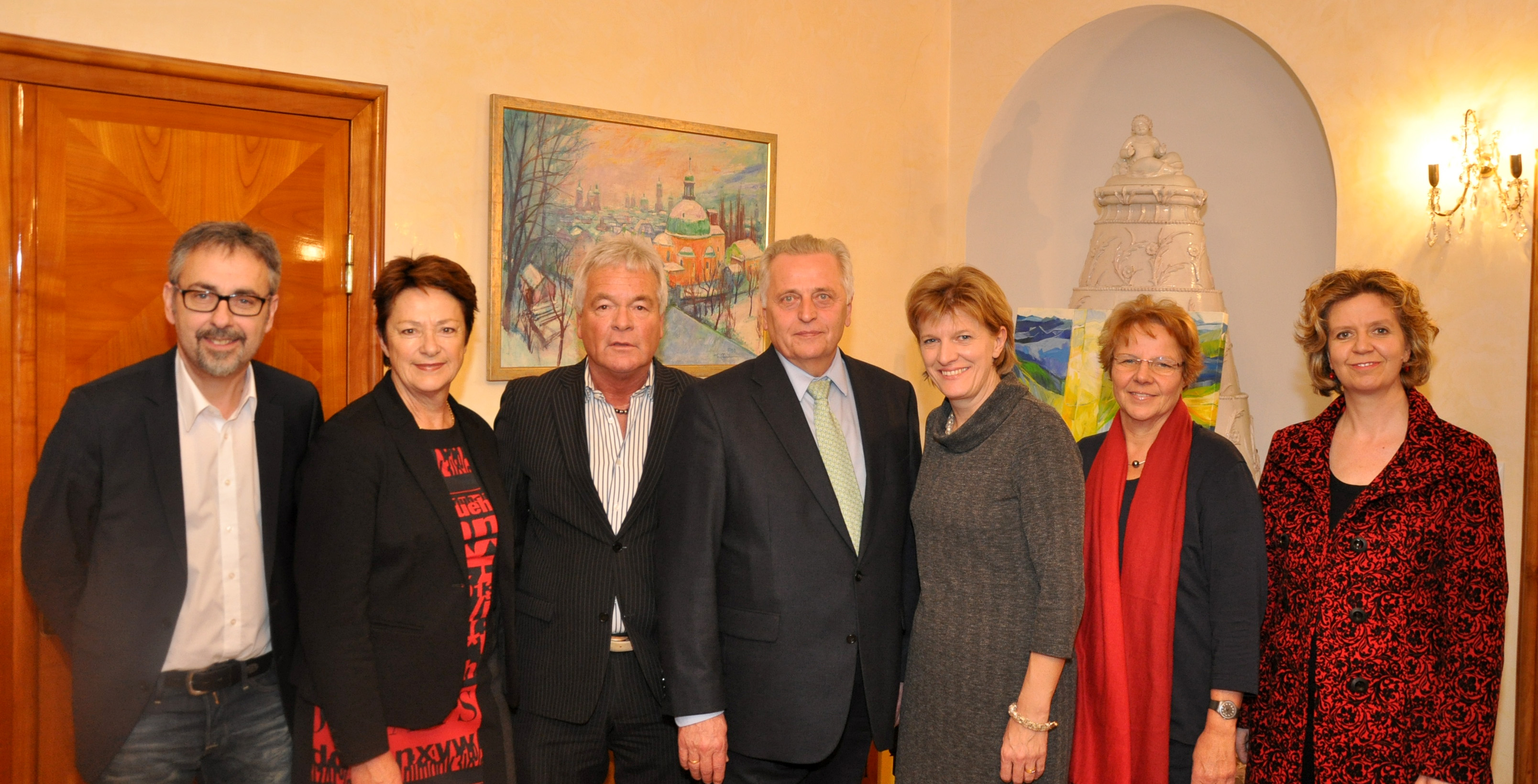 Sozialminister Rudolf Hundstorfer stattete der Stadt Innsbruck einen Kurzbesuch ab. Neben Gastgeberin Bürgermeisterin Christine Oppitz-Plörer waren auch Klubobmann Arno Grünbacher, Gemeinderätin Marie-Luise Pokorny-Reitter, Stadtrat Ernst Pechlaner, Gemeinderätin Herlinde Keuschnigg und Amtsleiterin für Kinder- und Jugendhilfe Gabriele Herlitschka mit dabei.