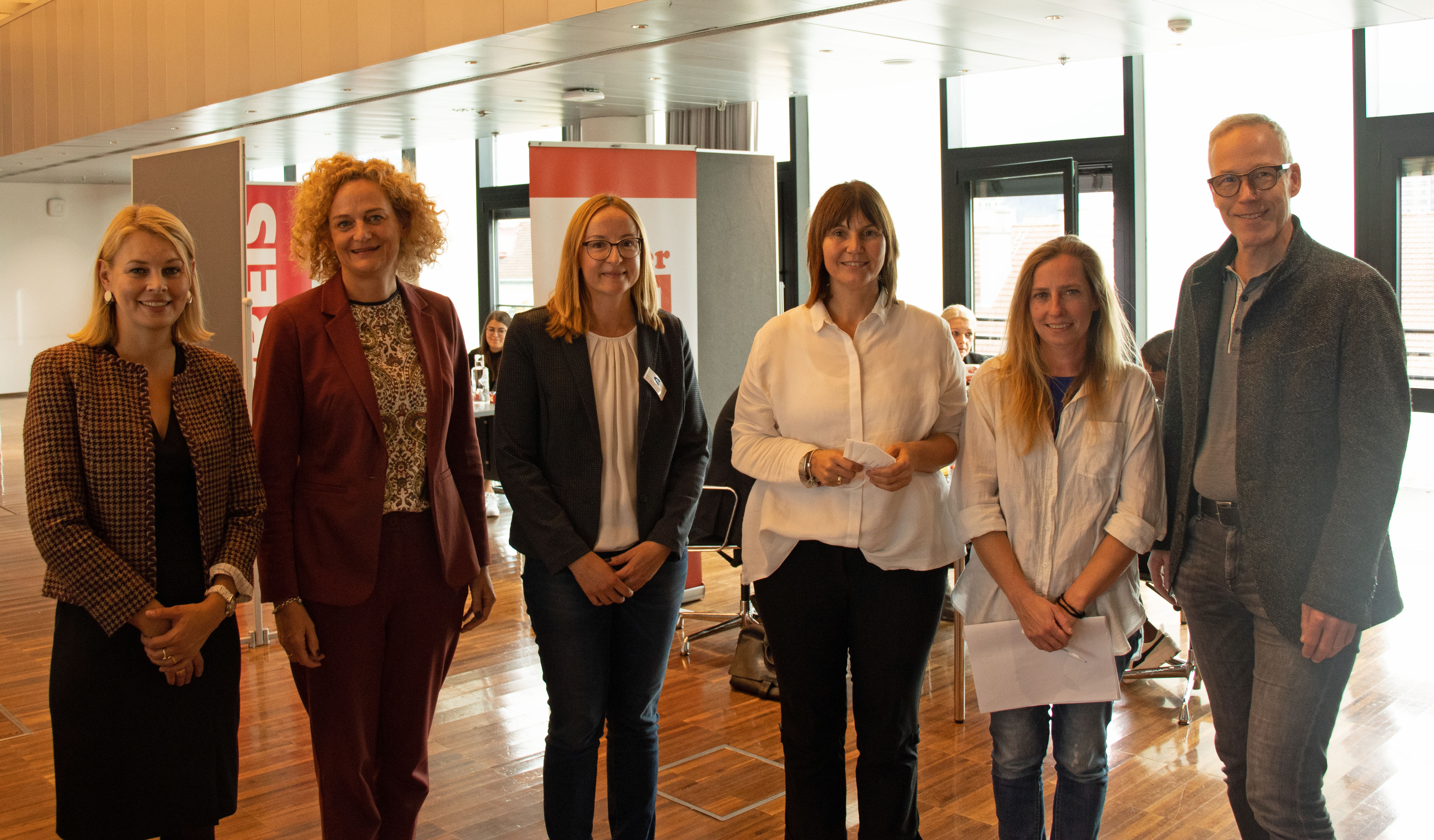 Stadträtin Elisabeth Mayr, Andrea Leiter (AMS), Alexandra Unsinn (AMS), Nicola Köfler (Stadtmagistrat Innsbruck), Lisa Egger (itworks) und Bernhard Achatz (WKO) freuen sich über die chancen:reich 2022.
