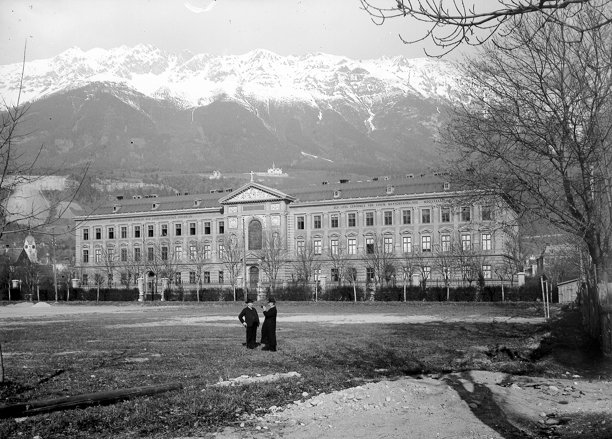 Das Sieberersche Waisenhaus gegen die Nordkette.