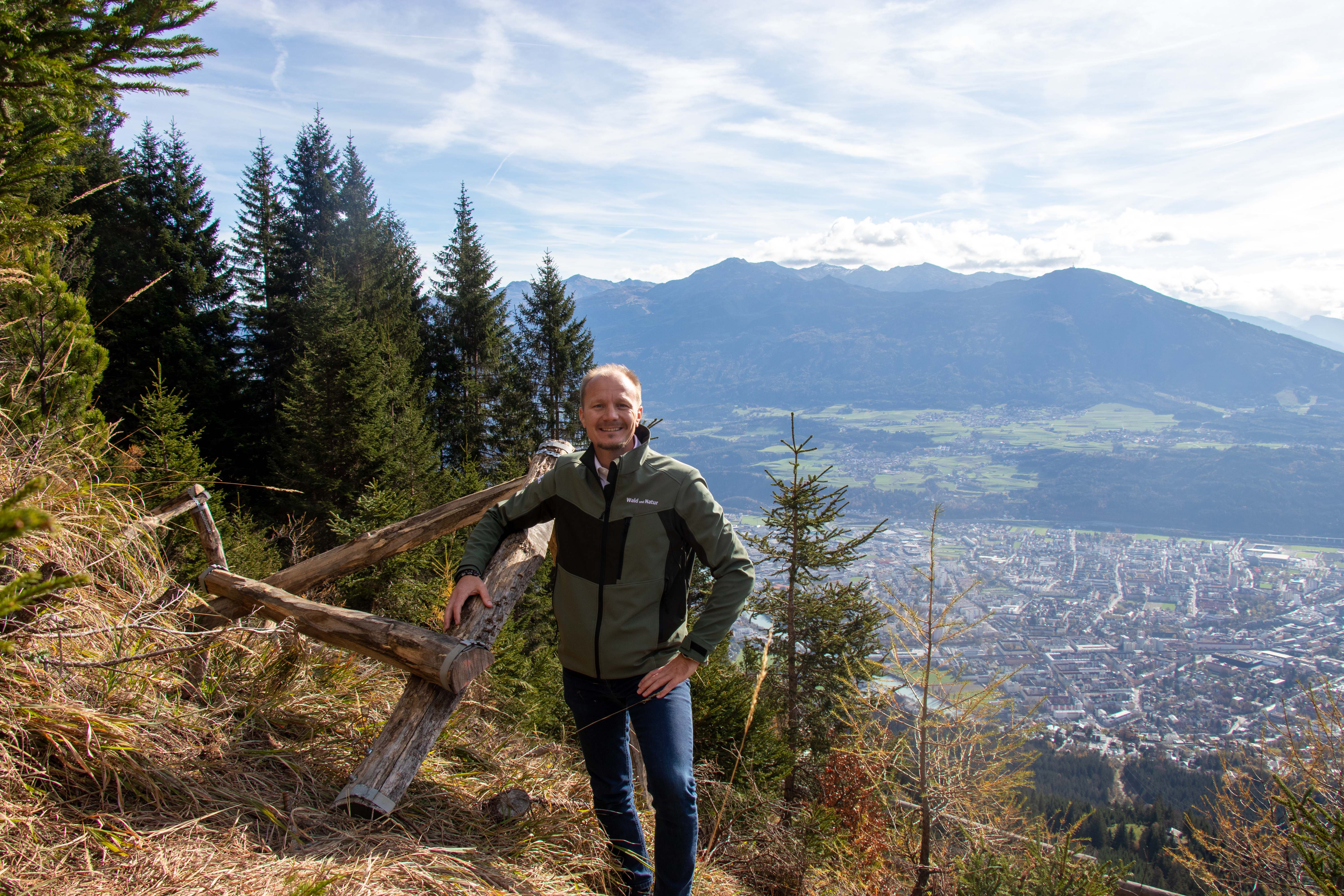 Die Sanierung der Stützbauwerke ist für Vizebürgermeister Anzengruber eine wichtige Maßnahme zur Sicherung des städtischen Schutzwaldes.