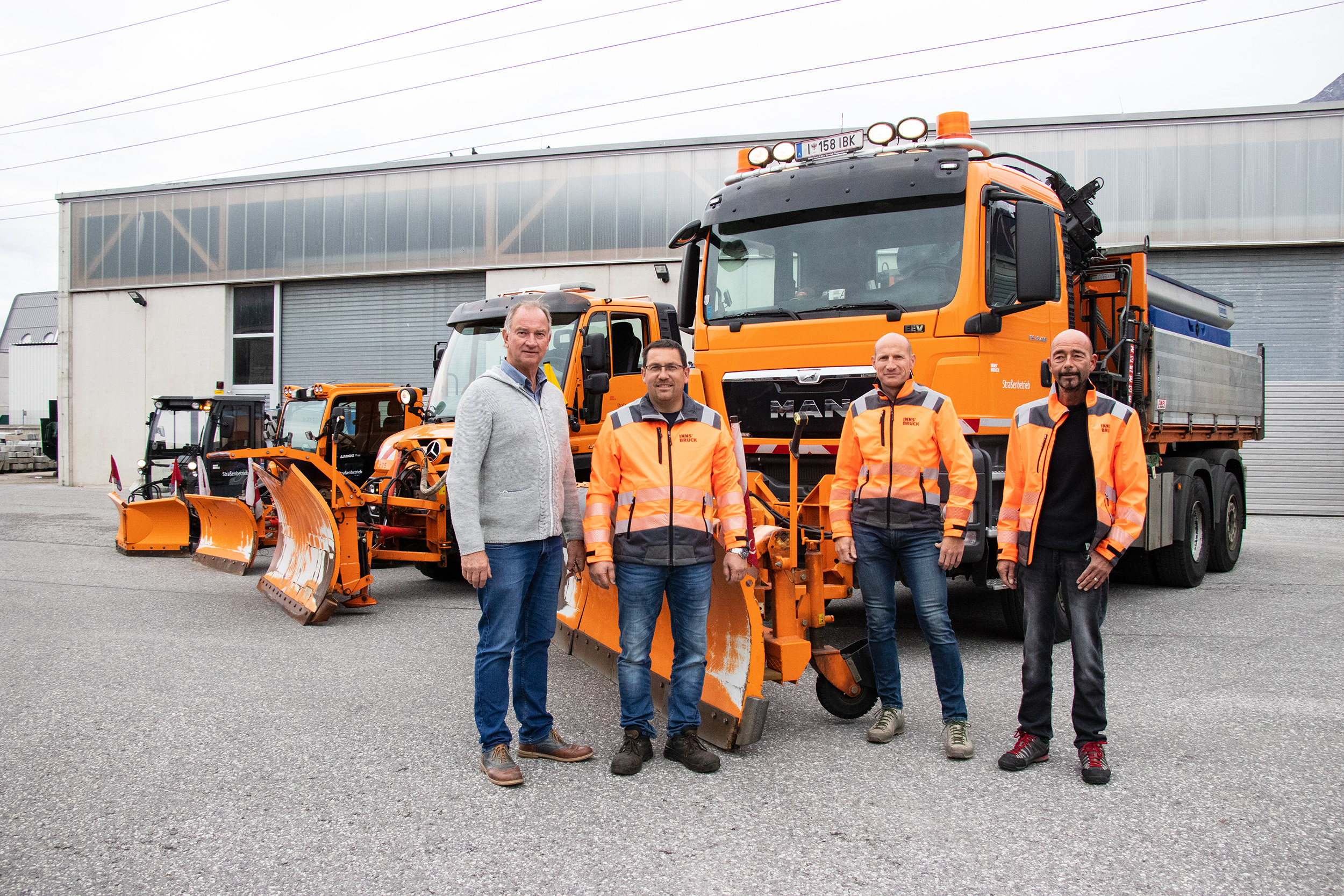 Sind verantwortlich für den Winterdienst der Stadt Innsbruck (v. l.): Straßenbetrieb-Amtsvorstand Peter Hölzl, Werkstättenleiter Dietmar Auer, Straßenmeister Thomas Leyss und Fuhrparkleiter Erwin Weidacher.
