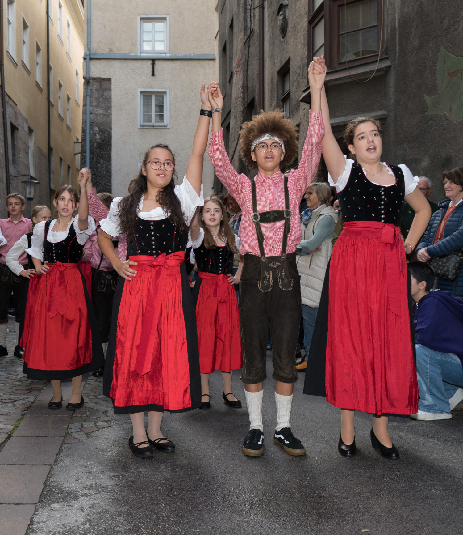 Musik verbindet: Mitsingen und sich gegenseitig Zuhören standen im Mittelpunkt von "Innsbruck singt 2022" mit dem Platzlsingen am 26. Oktober in der Innsbrucker Altstadt. Zu hören waren insgesamt 25 Jugendchöre, gemischte Chöre, Ensembles, Kinderchöre, Frauenchöre und Männerchöre in 75 Kurzkonzerten an sieben Orten. Neu waren heuer die Auftritte verschiedener Ensembles in der Kulturtram (IVB-Linie 3), die die Fahrt zu einer musikalischen Stadtrundfahrt machten.