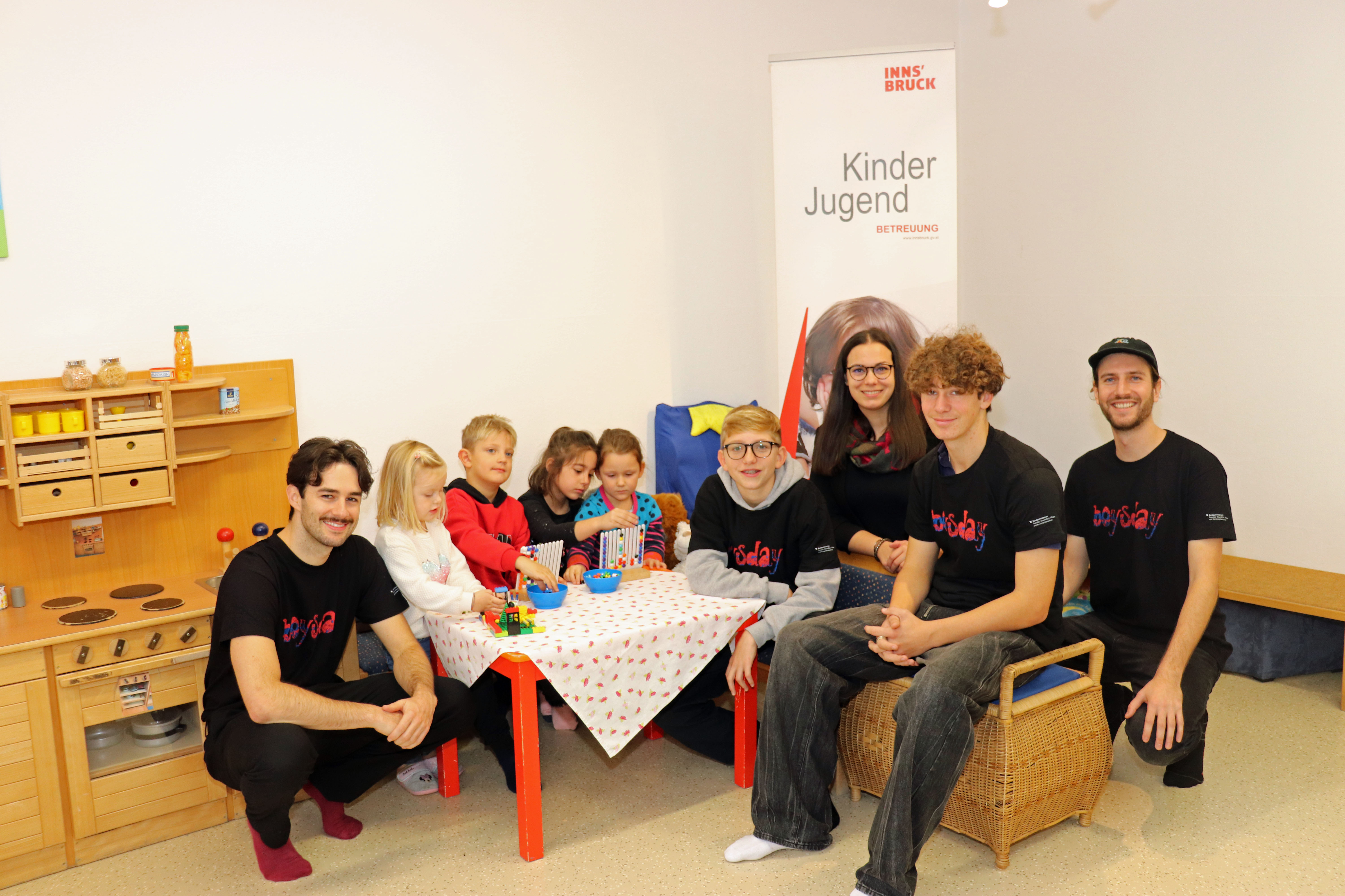 Zu Besuch im KG Sieglanger: Die beiden Boys’ Day-Teilnehmer Manuel und Manuel (2. und 4. v.r., Melanie Pichler (Amt Kinder, Jugend und Generationen), Julien Bartl und Albert Witting vom Verein „Mannsbilder” (1. v.l. und 1. v.r., Koordination Boys’ Day) und die Kindergartenkinder.